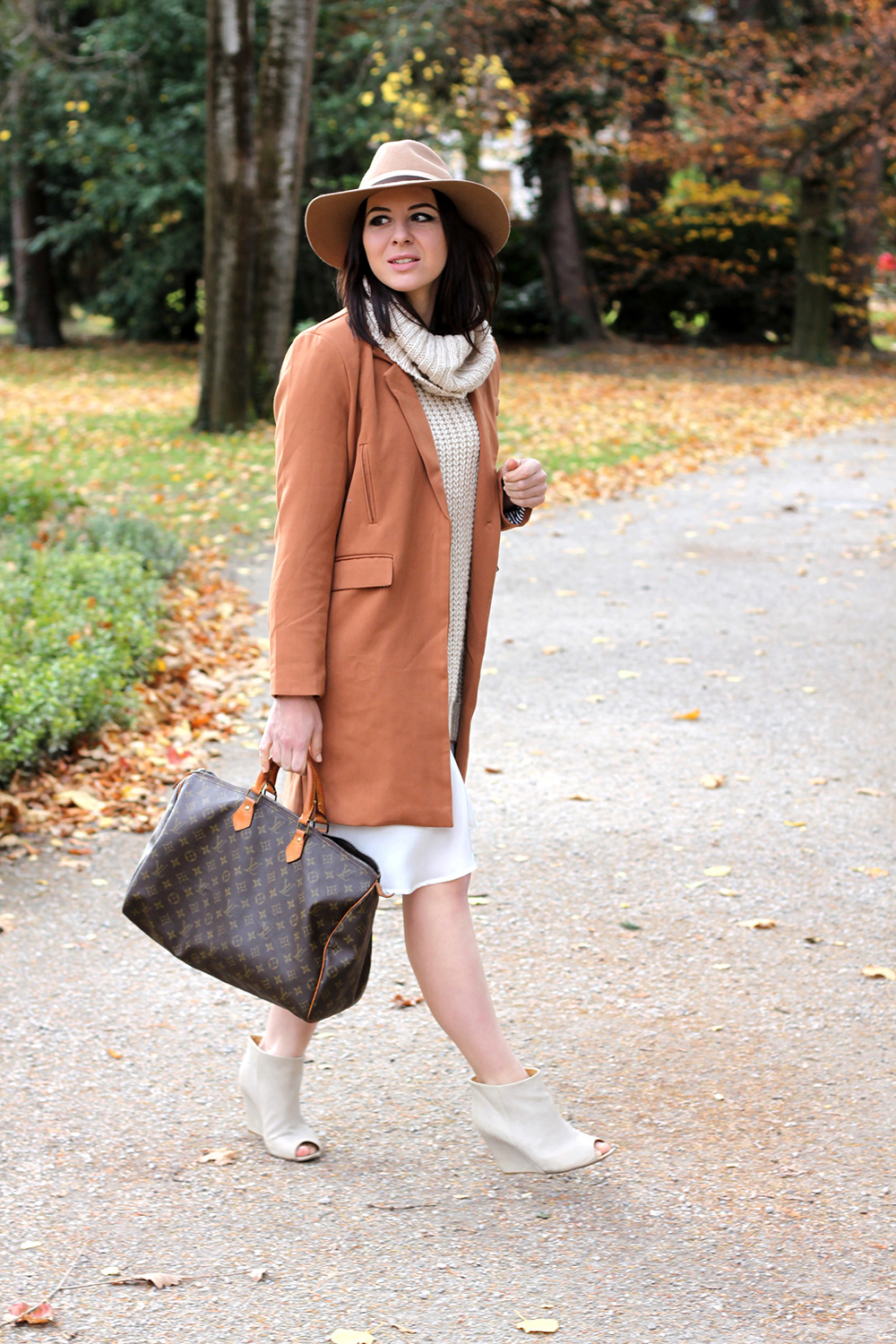 chiffonkleid, oasap mantel camel, peeptoe wedges cos, louis vuitton tasche speedy 40, strickpullover H&M, rollkragen pullover, fedora hut beige