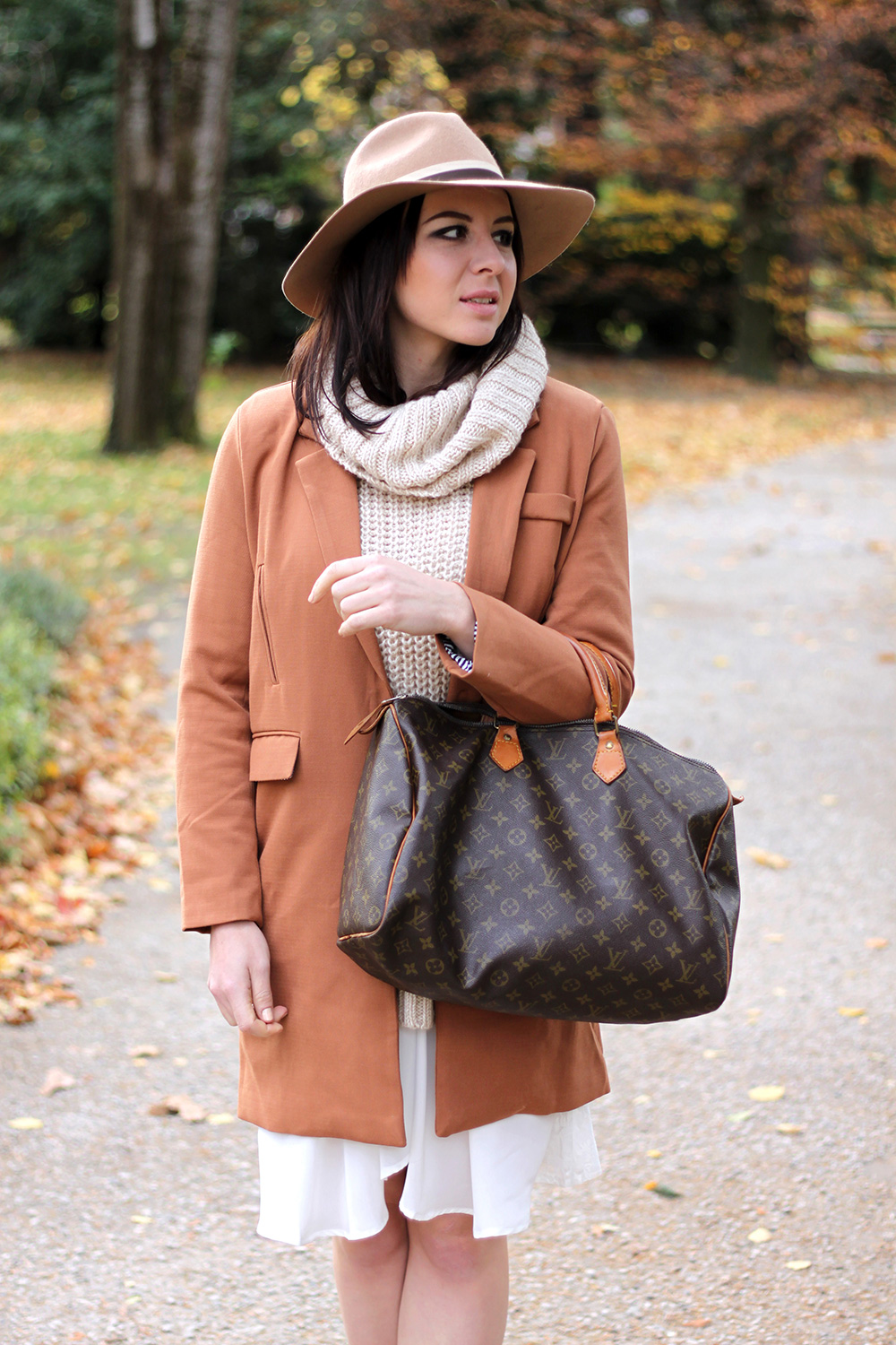 chiffonkleid, oasap mantel camel, peeptoe wedges cos, louis vuitton tasche speedy 40, strickpullover H&M, rollkragen pullover, fedora hut beige