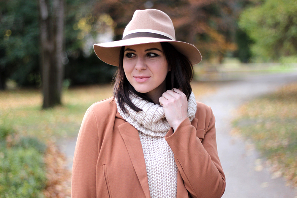 chiffonkleid, oasap mantel camel, peeptoe wedges cos, louis vuitton tasche speedy 40, strickpullover H&M, rollkragen pullover, fedora hut beige