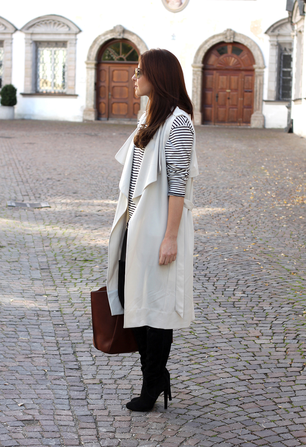 who is mocca, fashionblog tirol, beautyblog, interiorblog, overkneestiefel kombinieren, trenchcoatweste, streifenshirt outfit, shopper braun, great lengths extensions, ray ban verspiegelte Sonnenbrille