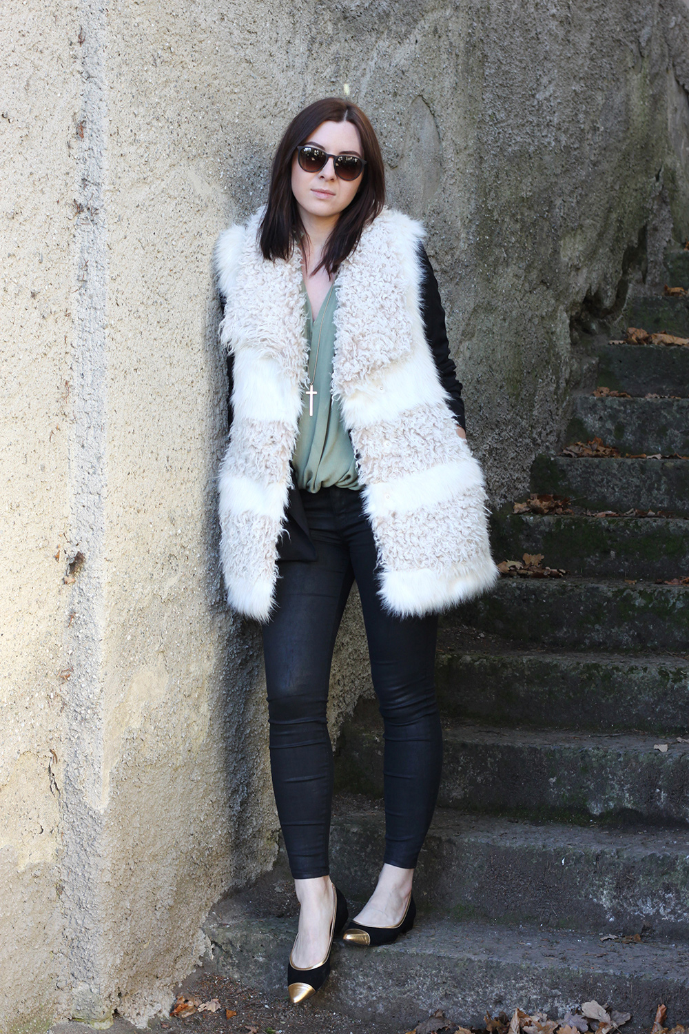 who is mocca, fashionblog tirol, blogger tirol, H&M fake fur weisse weste, highwaist hose, sarenza monceau ballerinas, khaki Tunika drapiert Topshop, Chanel Vintage Camera Tassel Bag