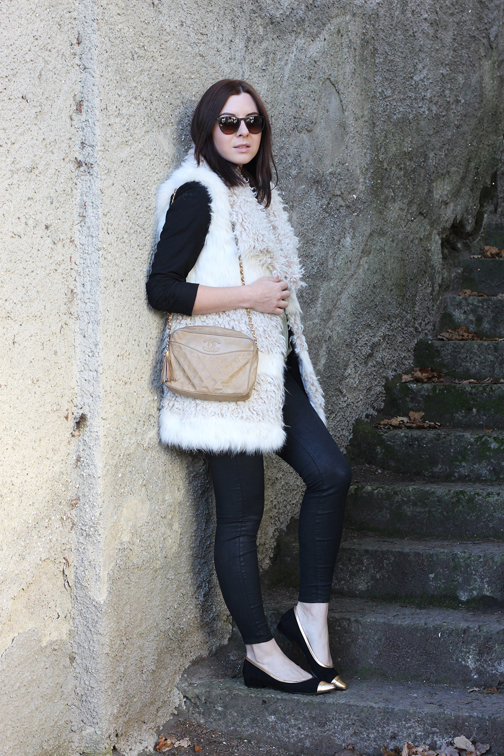 who is mocca, fashionblog tirol, blogger tirol, H&M fake fur weisse weste, highwaist hose, sarenza monceau ballerinas, khaki Tunika drapiert Topshop, Chanel Vintage Camera Tassel Bag