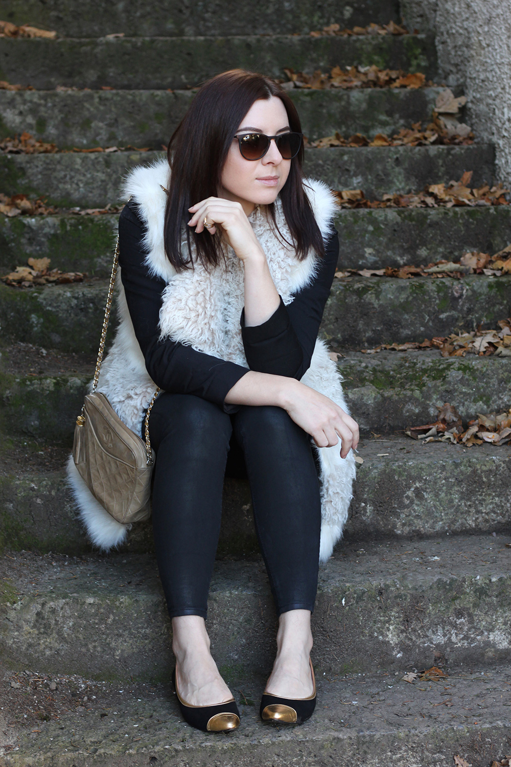 who is mocca, fashionblog tirol, blogger tirol, H&M fake fur weisse weste, highwaist hose, sarenza monceau ballerinas, khaki Tunika drapiert Topshop, Chanel Vintage Camera Tassel Bag