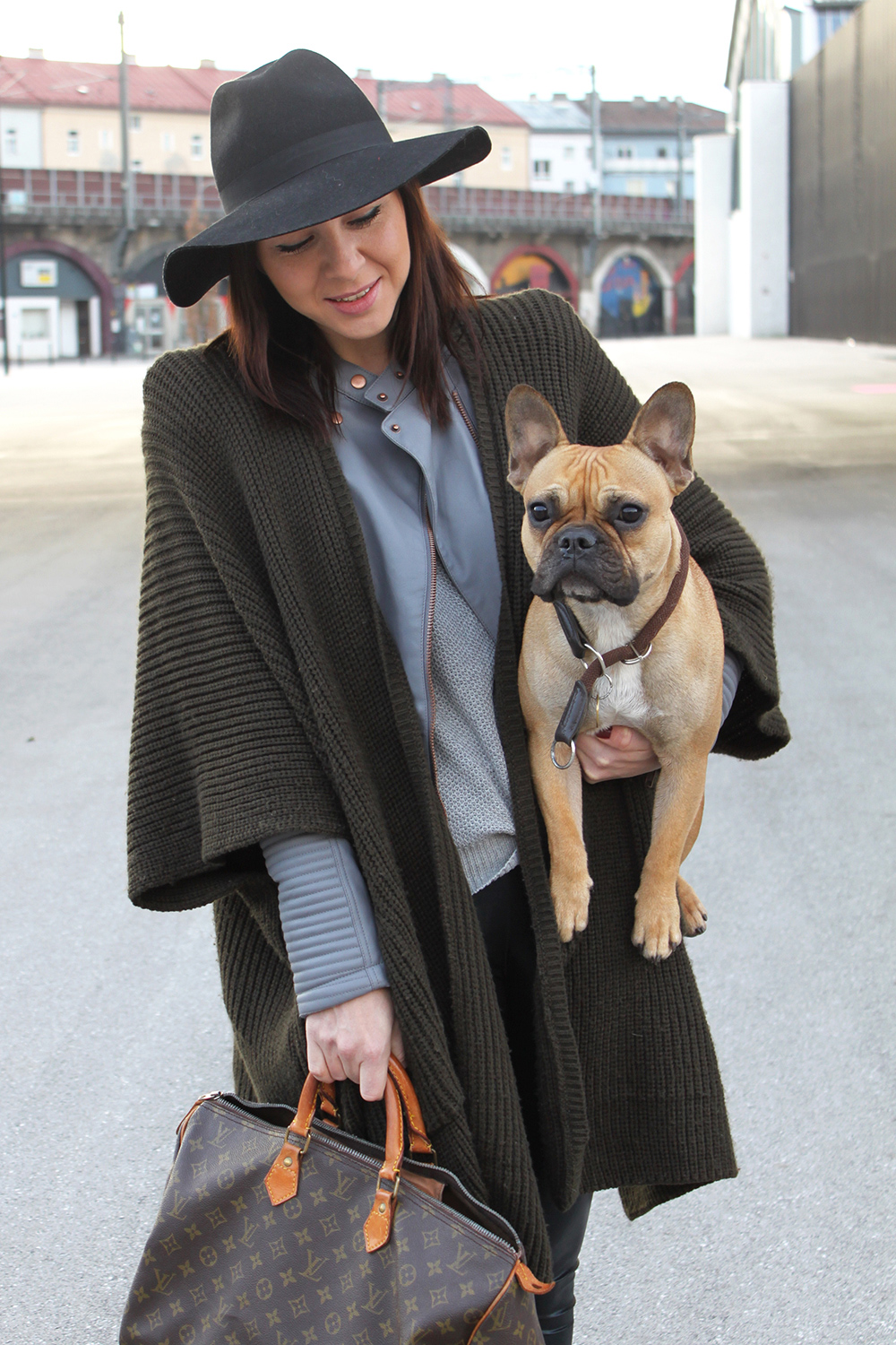 who is mocca, blogger tirol, cape asos khaki, lederjacke grau asos, louis vuitton speedy 40 vintage, kleiderkreisel, isabel marant pour H&M, Lederhose, franzoesische Bulldogge Mocca,