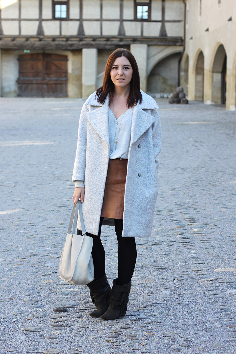 who is mocca, blogger tirol, fashionblog österreich, beautyblog, interiorblog, grauer mantel oversize H&M, Isabel Marant pour H&M Boots, Lederrock Mango, Cardigan XL Oversize