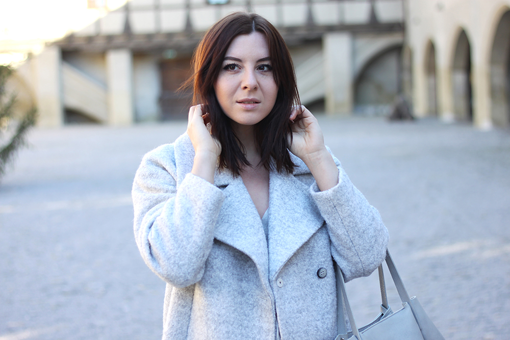 who is mocca, blogger tirol, fashionblog österreich, beautyblog, interiorblog, grauer mantel oversize H&M, Isabel Marant pour H&M Boots, Lederrock Mango, Cardigan XL Oversize