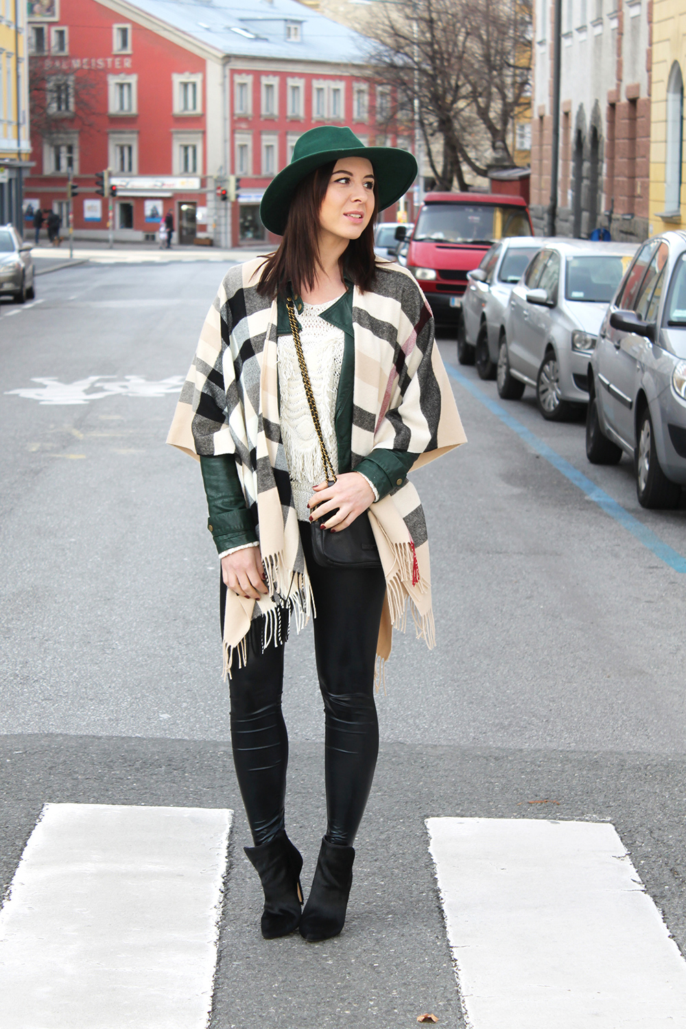 who is mocca, blogger tirol, fashionblog tirol, Cape Fraas, Cape kombinieren, Cape Burberry Look, Leggings, Ankle Boots Zara, Fell-Booties, grüne Lederjacke, Liebeskind Umhängetasche, Fedora Hut petrol Asos