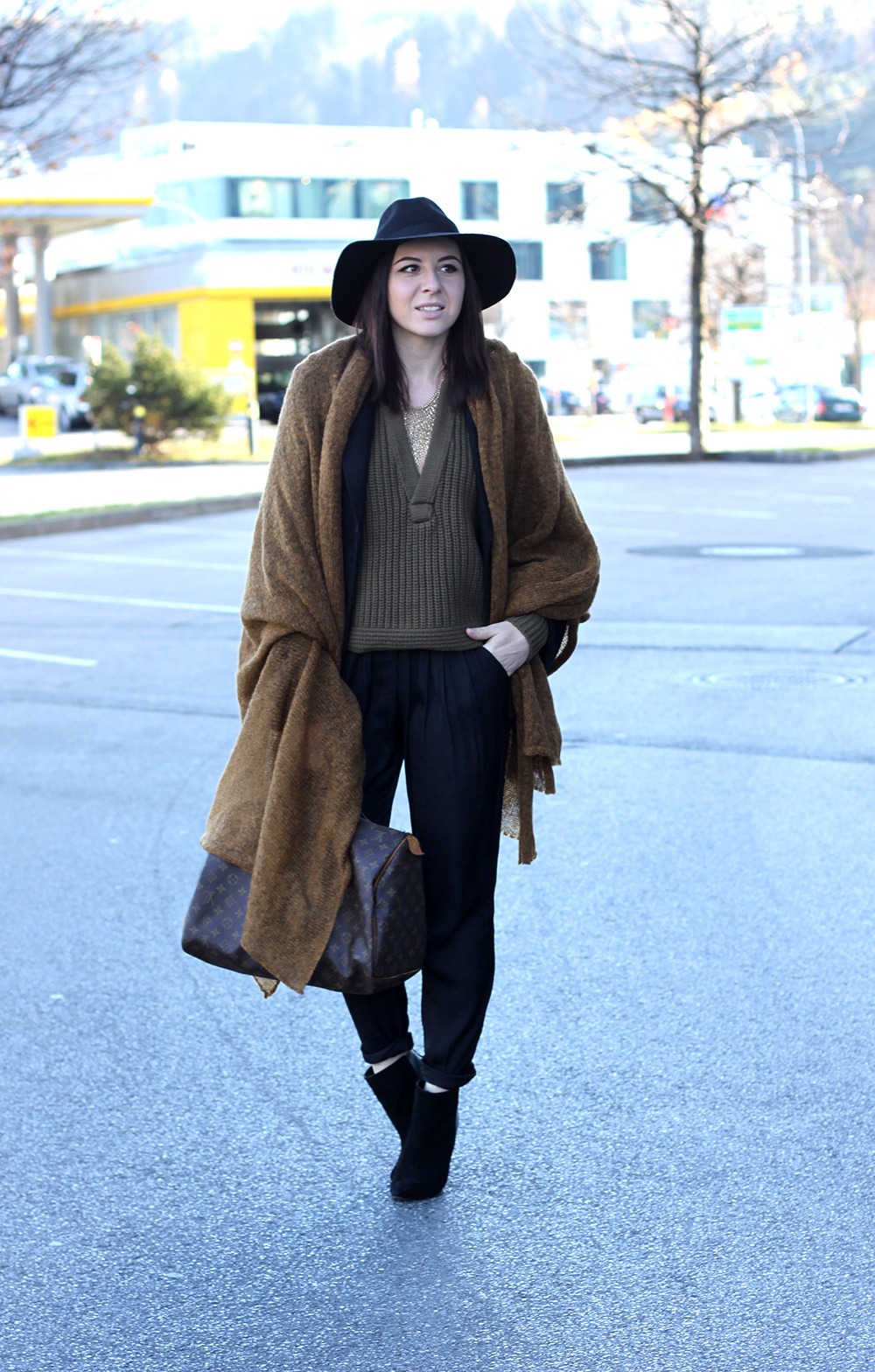 blogger tirol, cape, xl schal, poncho, louis vuitton speedy 40, hose zara, ankle boots pointed toe, cape stylemoi, h&M aw studio 2014 khaki pullover v-ausschnitt, fedora schlapphut topshop