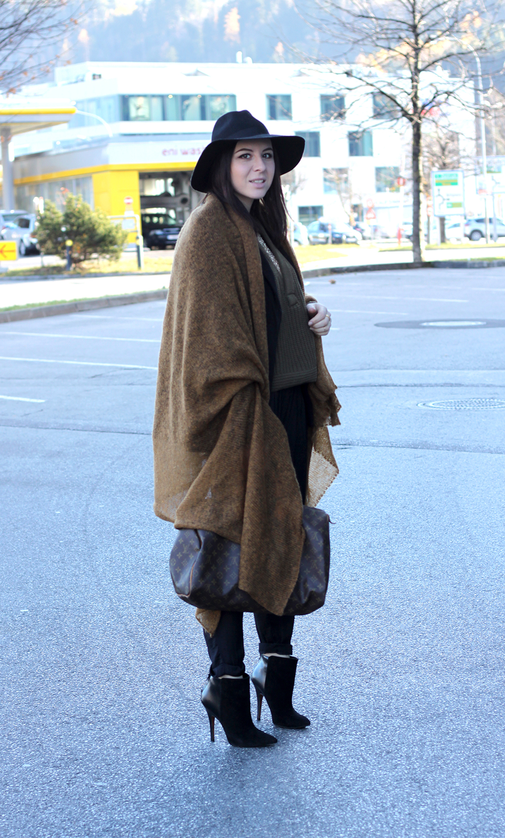 blogger tirol, cape, xl schal, poncho, louis vuitton speedy 40, hose zara, ankle boots pointed toe, cape stylemoi, h&M aw studio 2014 khaki pullover v-ausschnitt, fedora schlapphut topshop