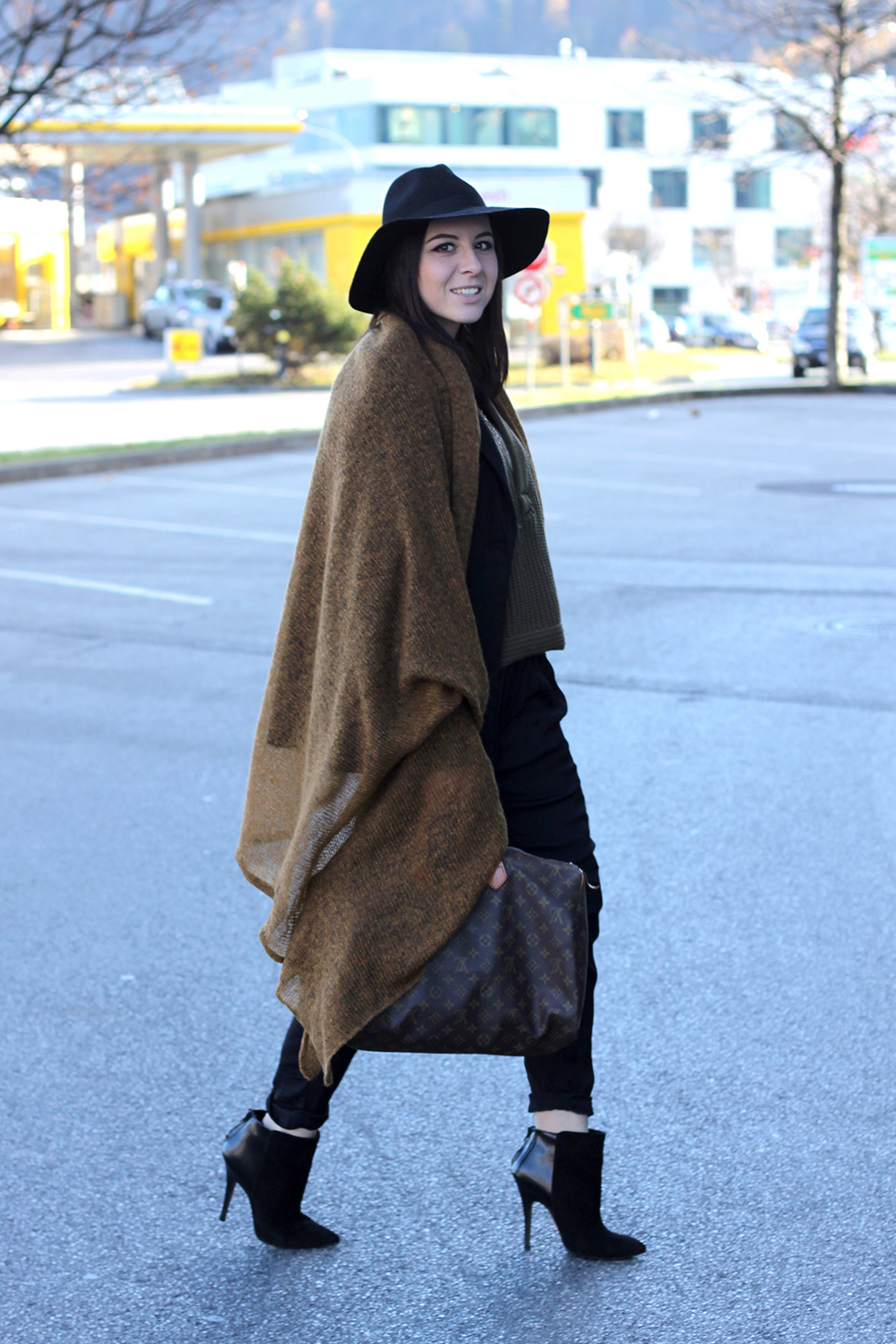 blogger tirol, cape, xl schal, poncho, louis vuitton speedy 40, hose zara, ankle boots pointed toe, cape stylemoi, h&M aw studio 2014 khaki pullover v-ausschnitt, fedora schlapphut topshop