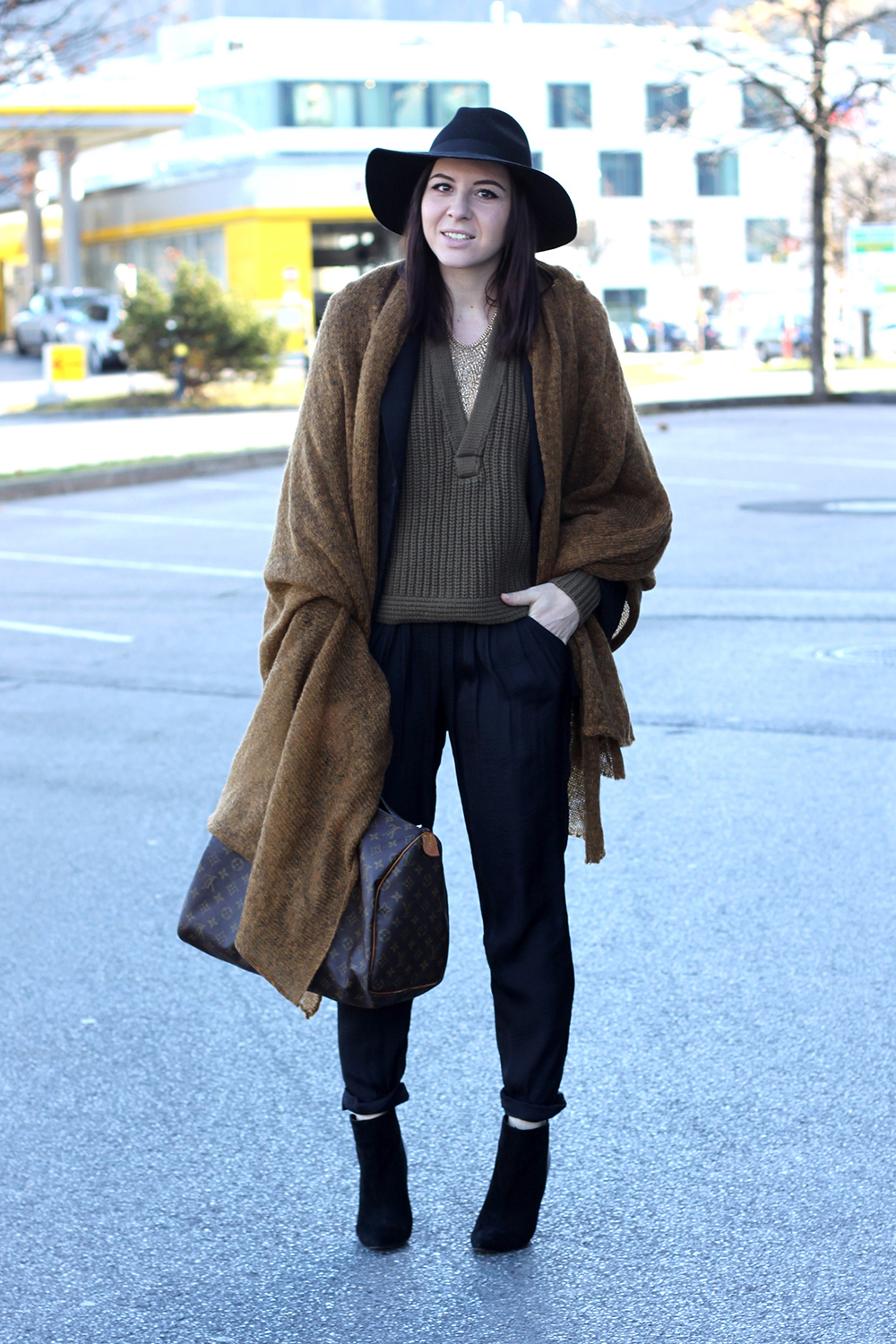 blogger tirol, cape, xl schal, poncho, louis vuitton speedy 40, hose zara, ankle boots pointed toe, cape stylemoi, h&M aw studio 2014 khaki pullover v-ausschnitt, fedora schlapphut topshop