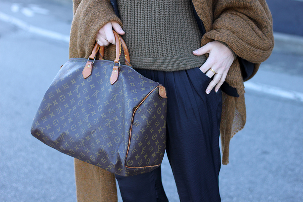 blogger tirol, cape, xl schal, poncho, louis vuitton speedy 40, hose zara, ankle boots pointed toe, cape stylemoi, h&M aw studio 2014 khaki pullover v-ausschnitt, fedora schlapphut topshop