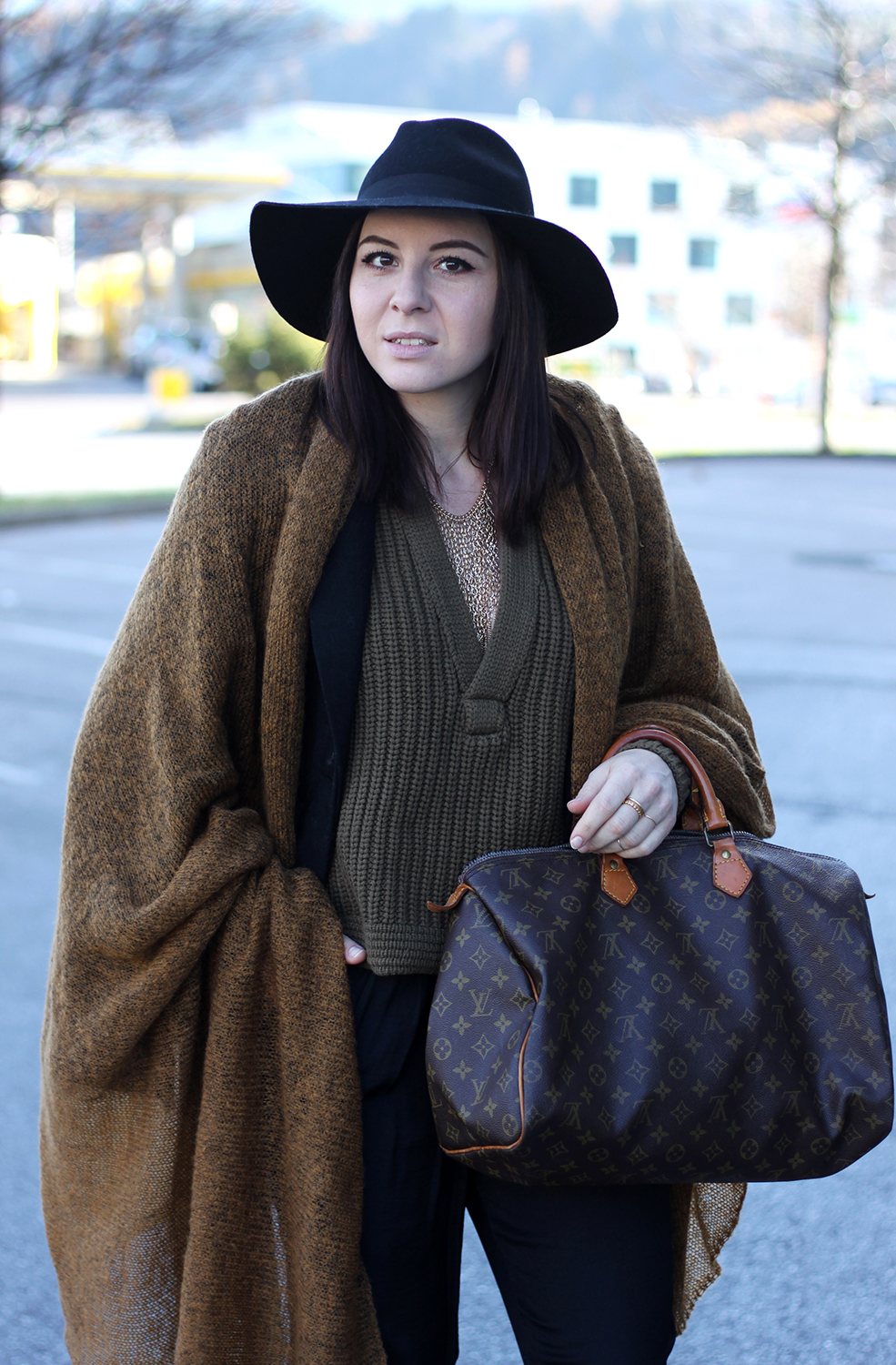 blogger tirol, cape, xl schal, poncho, louis vuitton speedy 40, hose zara, ankle boots pointed toe, cape stylemoi, h&M aw studio 2014 khaki pullover v-ausschnitt, fedora schlapphut topshop