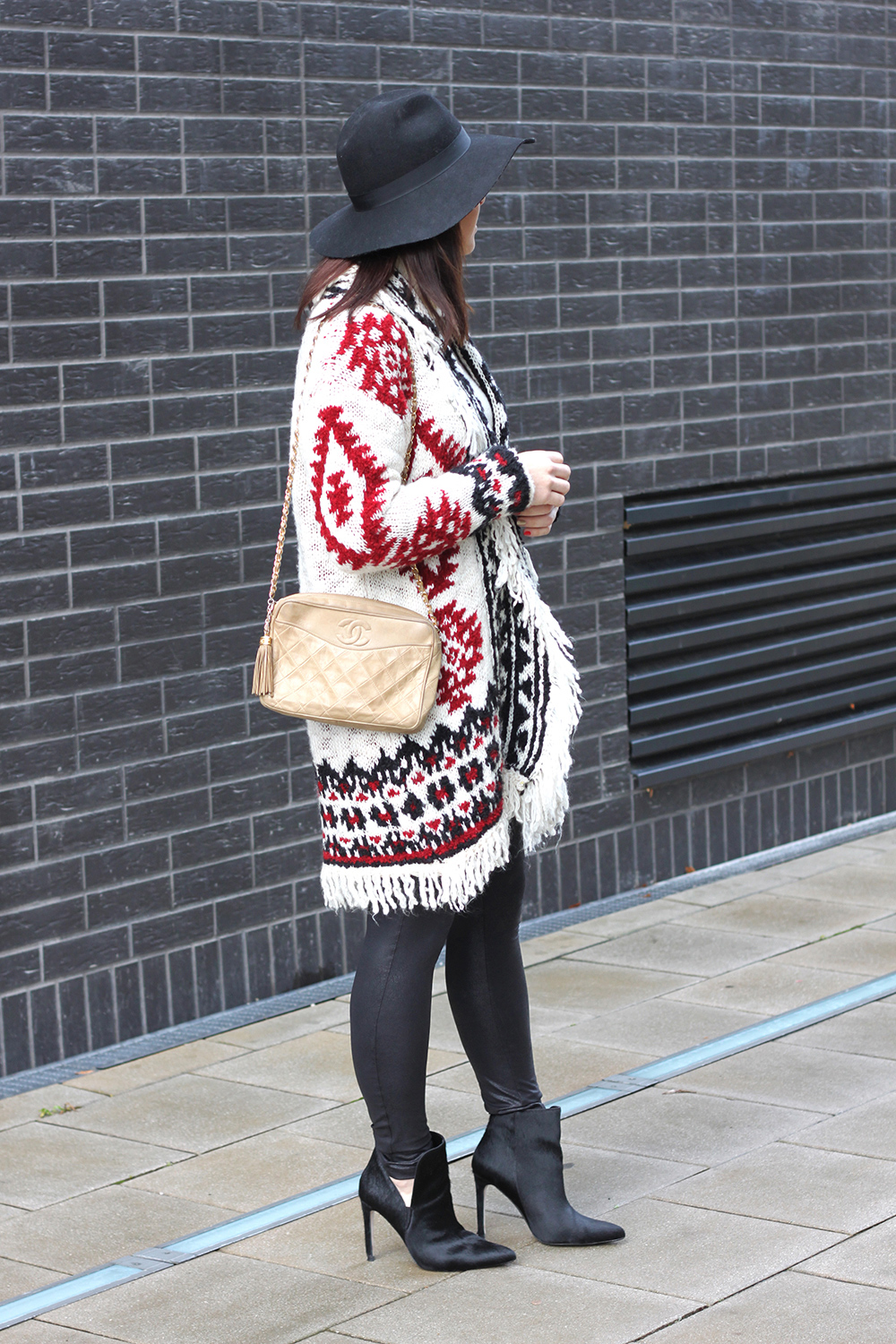 who is mocca, blogger tirol, fashionblog, boho cardigan zara, isabel marant, rollkragen pullover sisley, turtleneck, chanel vintage camera tassel bag, fell boots zara isabel marant, lederhose, leggings, fedora hut