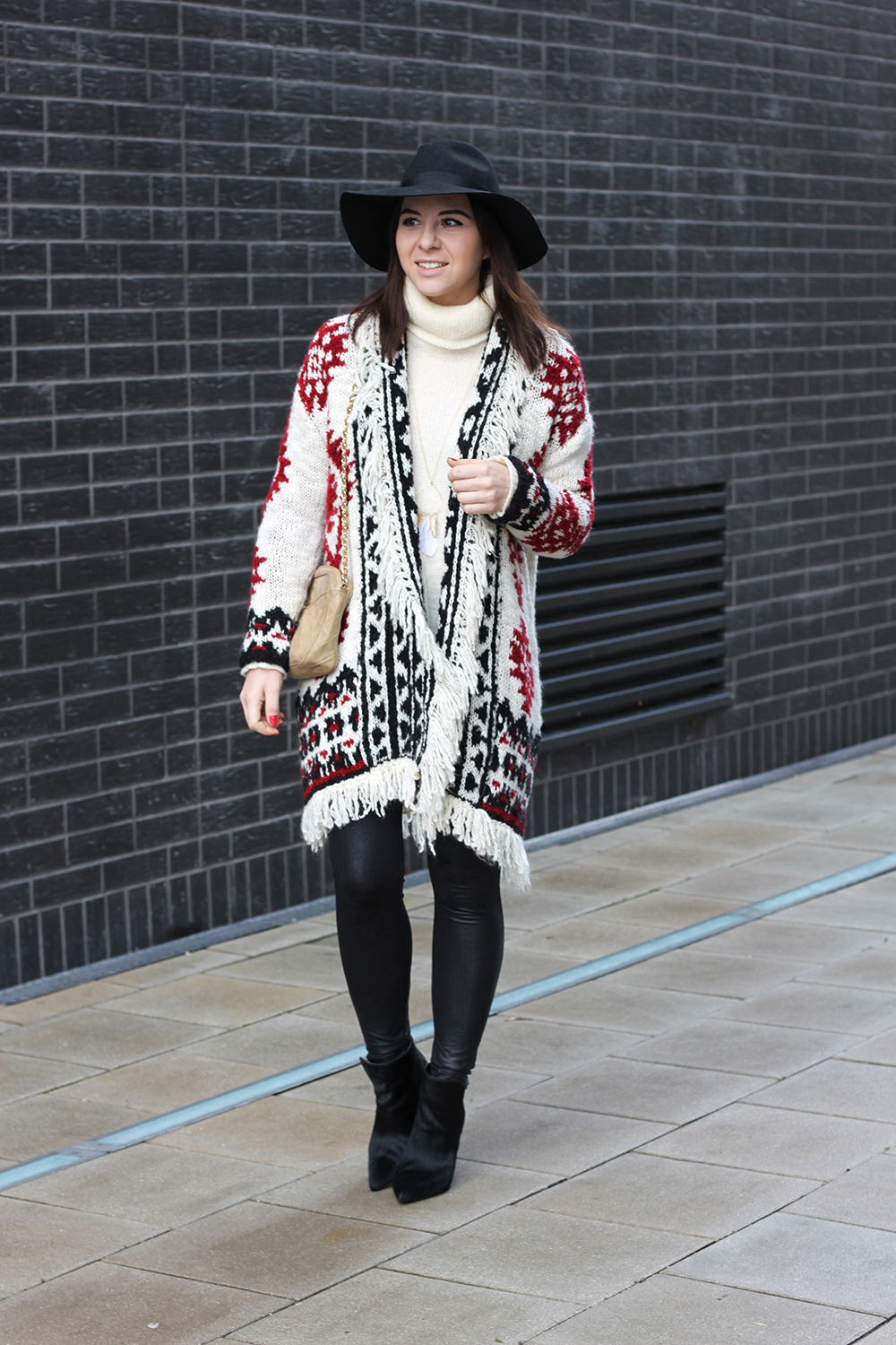 who is mocca, blogger tirol, fashionblog, boho cardigan zara, isabel marant, rollkragen pullover sisley, turtleneck, chanel vintage camera tassel bag, fell boots zara isabel marant, lederhose, leggings, fedora hut