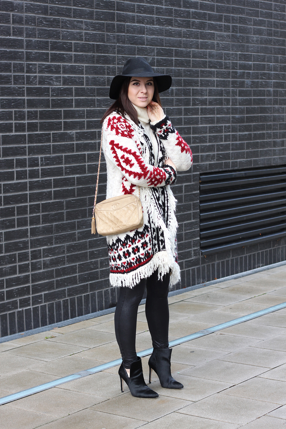 who is mocca, blogger tirol, fashionblog, boho cardigan zara, isabel marant, rollkragen pullover sisley, turtleneck, chanel vintage camera tassel bag, fell boots zara isabel marant, lederhose, leggings, fedora hut