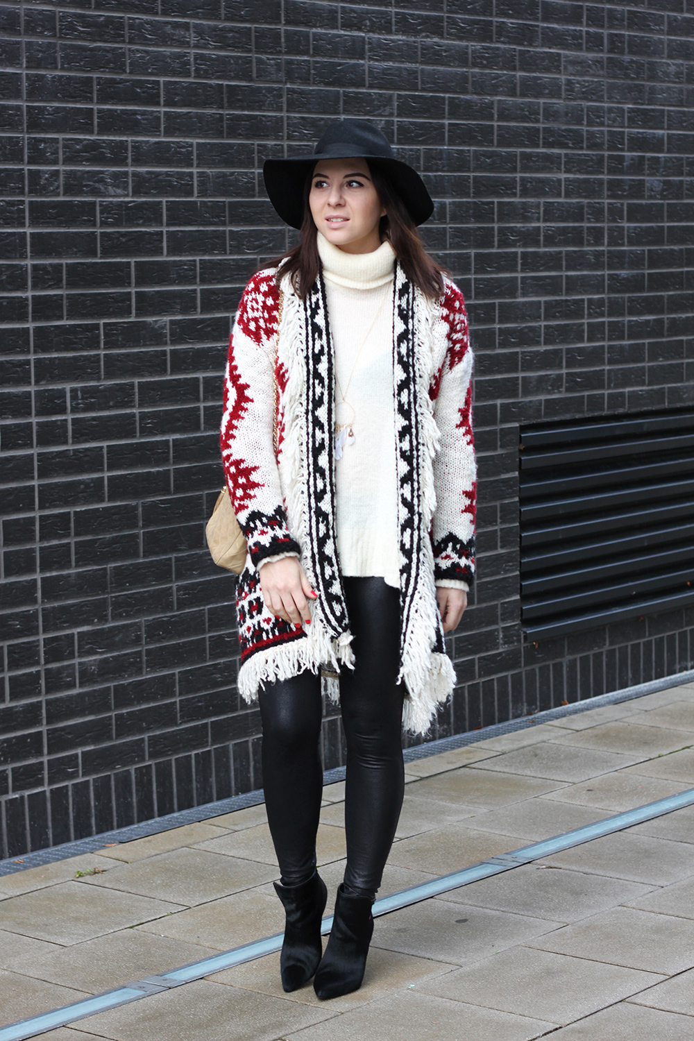 who is mocca, blogger tirol, fashionblog, boho cardigan zara, isabel marant, rollkragen pullover sisley, turtleneck, chanel vintage camera tassel bag, fell boots zara isabel marant, lederhose, leggings, fedora hut