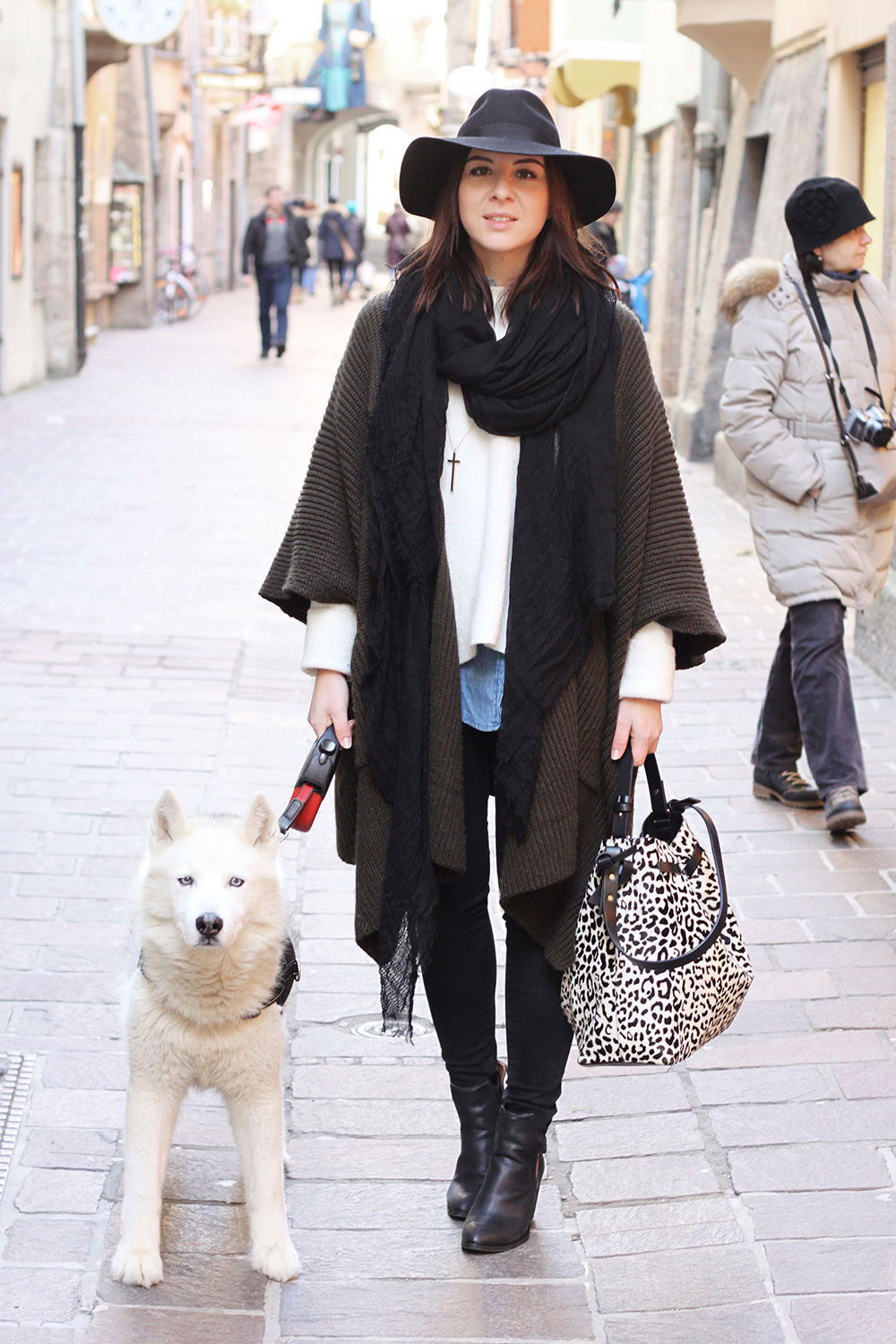 who is mocca, blogger tirol, siberian husky, angel, sibirischer husky, blaue augen, layering, lagenlook, strick cape asos, oversize pullover, zara tasche, cutout boots jeffrey campbell, jeanshemd, skinny jeans, fedora hut