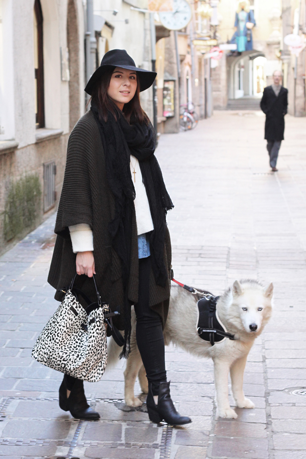 who is mocca, blogger tirol, siberian husky, angel, sibirischer husky, blaue augen, layering, lagenlook, strick cape asos, oversize pullover, zara tasche, cutout boots jeffrey campbell, jeanshemd, skinny jeans, fedora hut