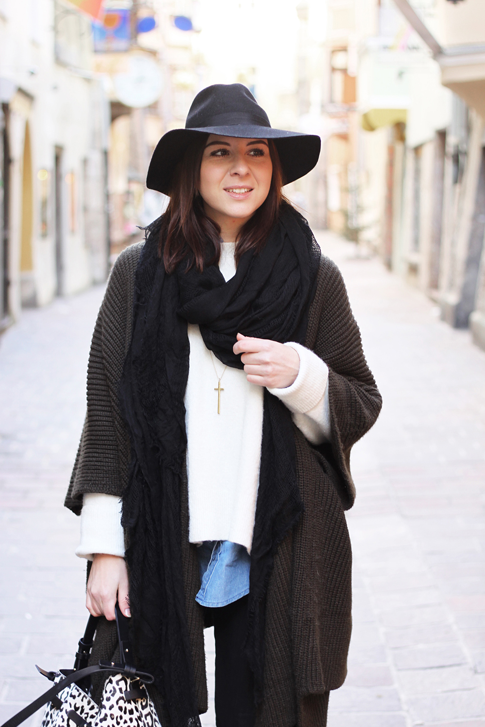 who is mocca, blogger tirol, siberian husky, angel, sibirischer husky, blaue augen, layering, lagenlook, strick cape asos, oversize pullover, zara tasche, cutout boots jeffrey campbell, jeanshemd, skinny jeans, fedora hut