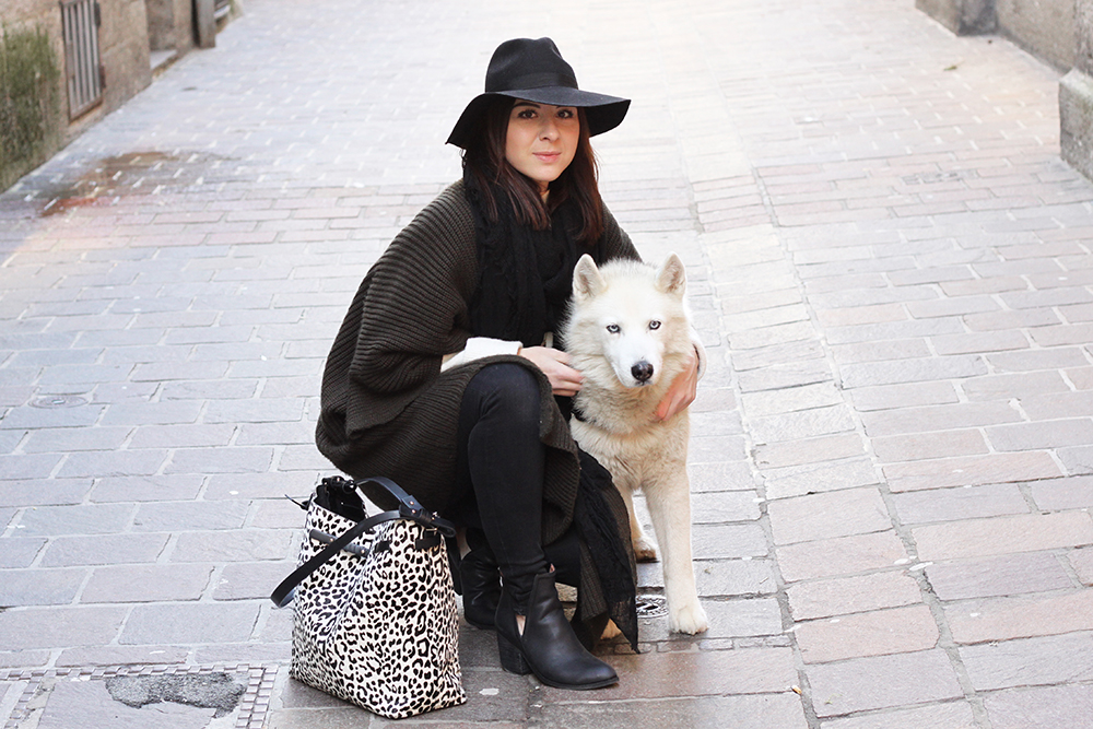 who is mocca, blogger tirol, siberian husky, angel, sibirischer husky, blaue augen, layering, lagenlook, strick cape asos, oversize pullover, zara tasche, cutout boots jeffrey campbell, jeanshemd, skinny jeans, fedora hut