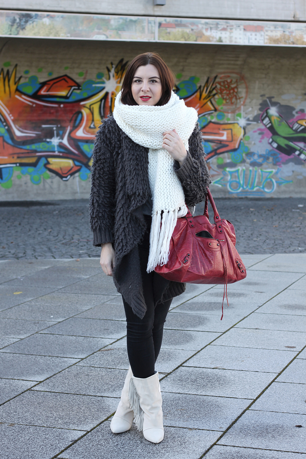 who is mocca, blogger tirol, balenciaga work tasche vintage, isabel marant stiefel fransen, skinny jeans, fluffy jacke oasap, xl strickschal diy, rote lippen