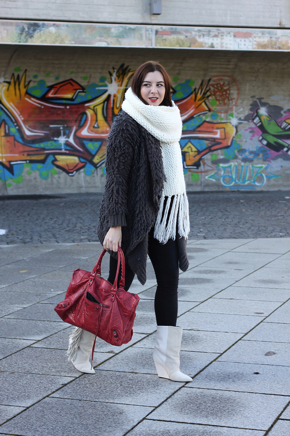 who is mocca, blogger tirol, balenciaga work tasche vintage, isabel marant stiefel fransen, skinny jeans, fluffy jacke oasap, xl strickschal diy, rote lippen