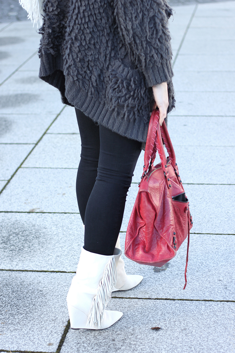 who is mocca, blogger tirol, balenciaga work tasche vintage, isabel marant stiefel fransen, skinny jeans, fluffy jacke oasap, xl strickschal diy, rote lippen