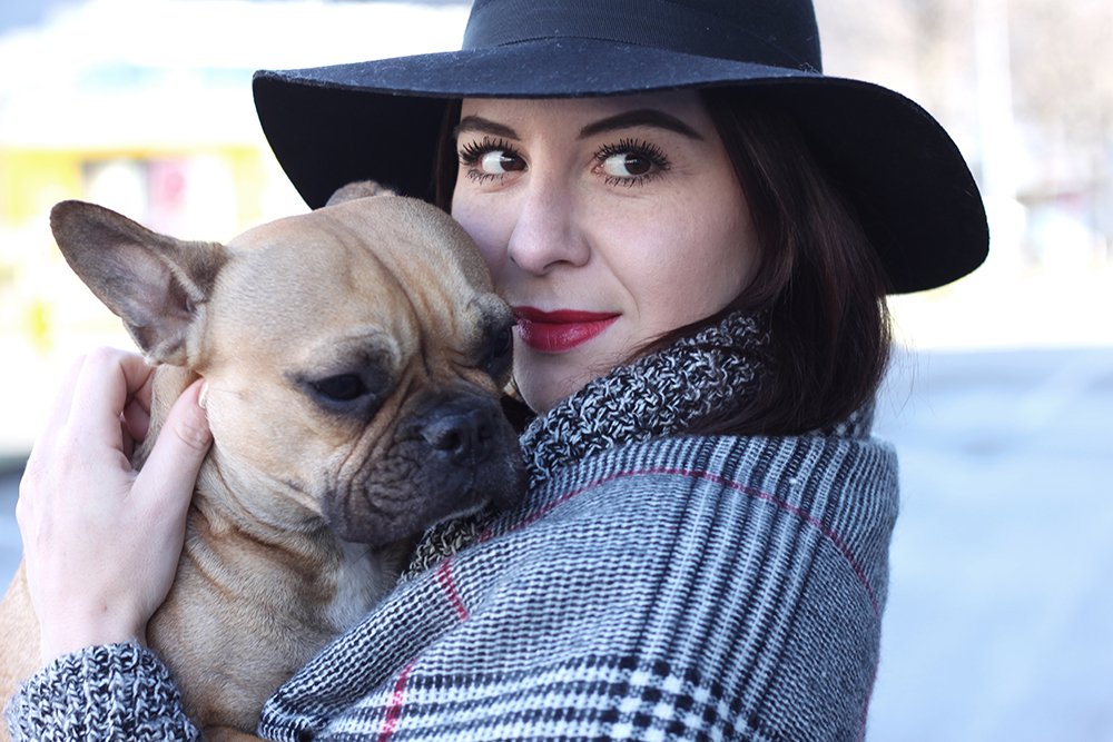 whoismocca-blogger-tirol-fashionblog-beautyblog-schal-cape-zara-shaping-skinny-pants-ankleboots-balenciaga-work-rot-2ndhand-designertasche-fedora-french-bulldog-02