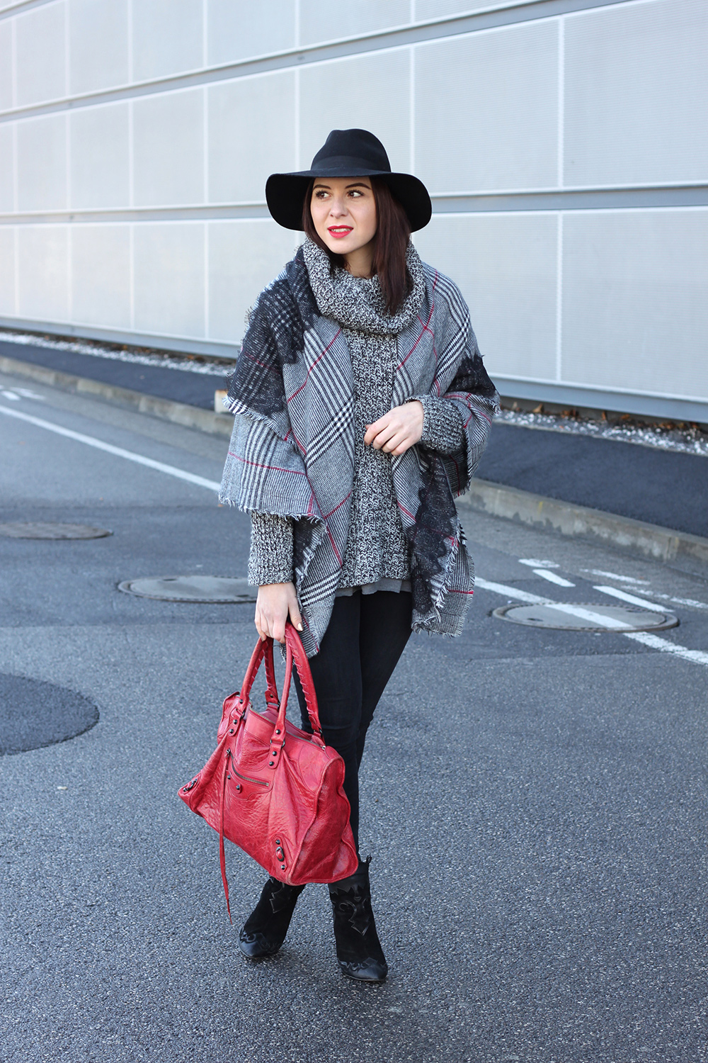 who is mocca, blogger tirol, fashionblog tirol, beautyblog, interiorblog, lifestyleblog, schal cape, oversize, strickpullover, rollkragenpullover, balenciaga work tasche, zara stiefeletten, shaping skinny jeans, fedora hut