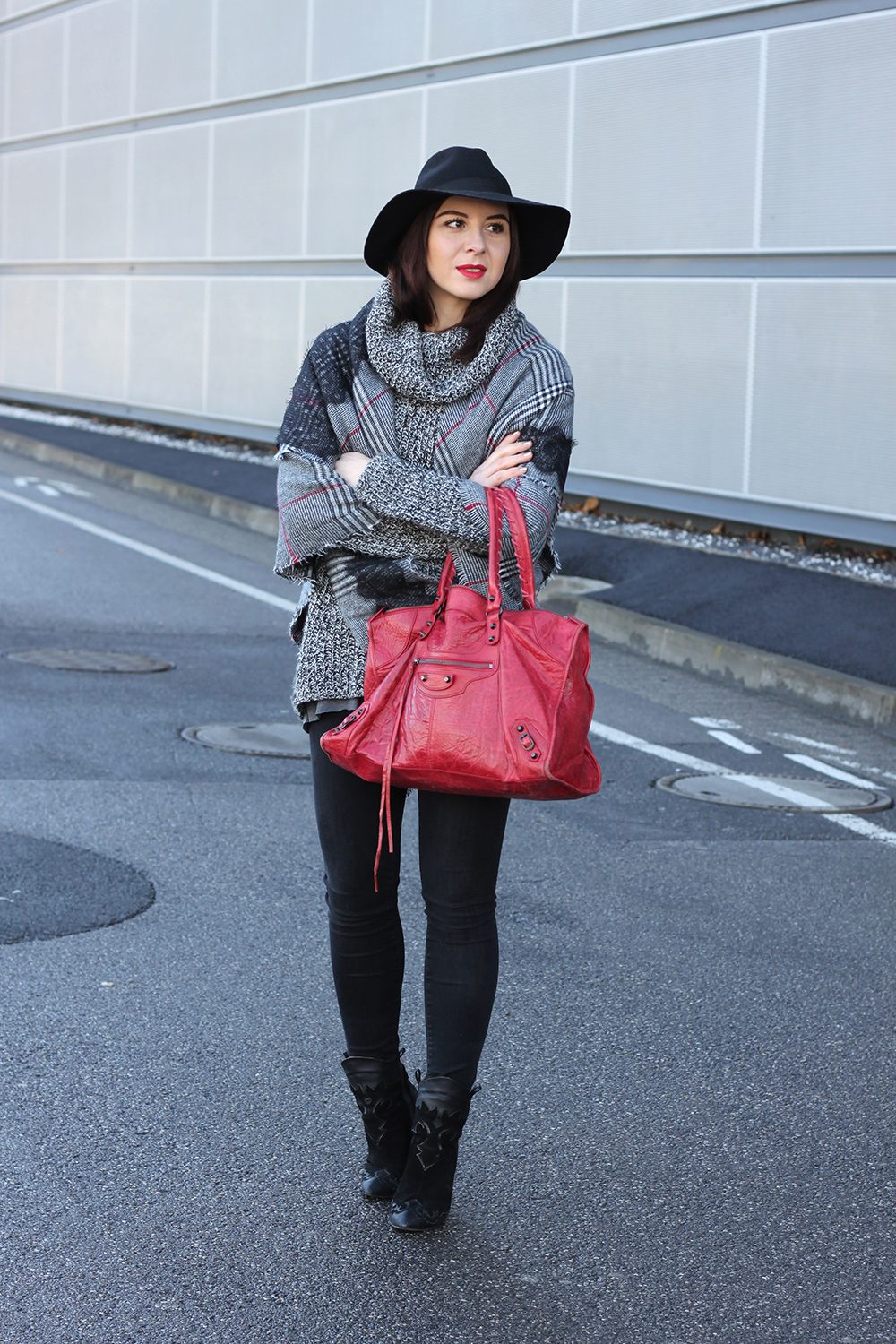 whoismocca-blogger-tirol-fashionblog-beautyblog-schal-cape-zara-shaping-skinny-pants-ankleboots-balenciaga-work-rot-2ndhand-designertasche-fedora-french-bulldog-04