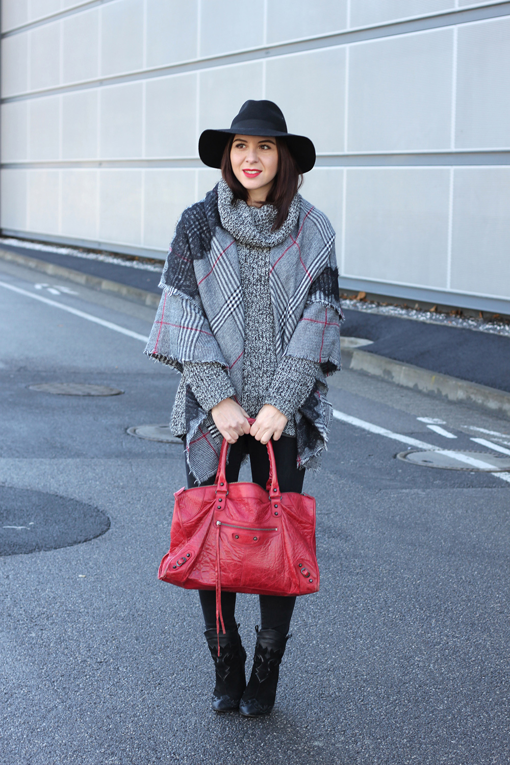 whoismocca-blogger-tirol-fashionblog-beautyblog-schal-cape-zara-shaping-skinny-pants-ankleboots-balenciaga-work-rot-2ndhand-designertasche-fedora-french-bulldog-05