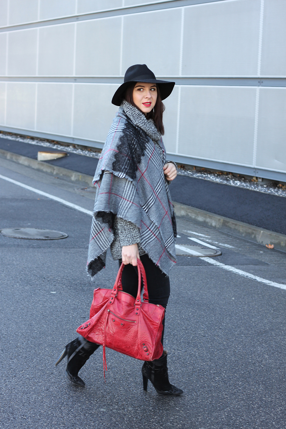 whoismocca-blogger-tirol-fashionblog-beautyblog-schal-cape-zara-shaping-skinny-pants-ankleboots-balenciaga-work-rot-2ndhand-designertasche-fedora-french-bulldog-06