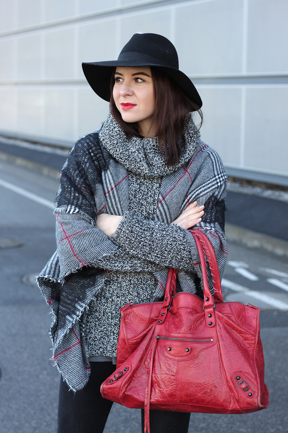 whoismocca-blogger-tirol-fashionblog-beautyblog-schal-cape-zara-shaping-skinny-pants-ankleboots-balenciaga-work-rot-2ndhand-designertasche-fedora-french-bulldog-10