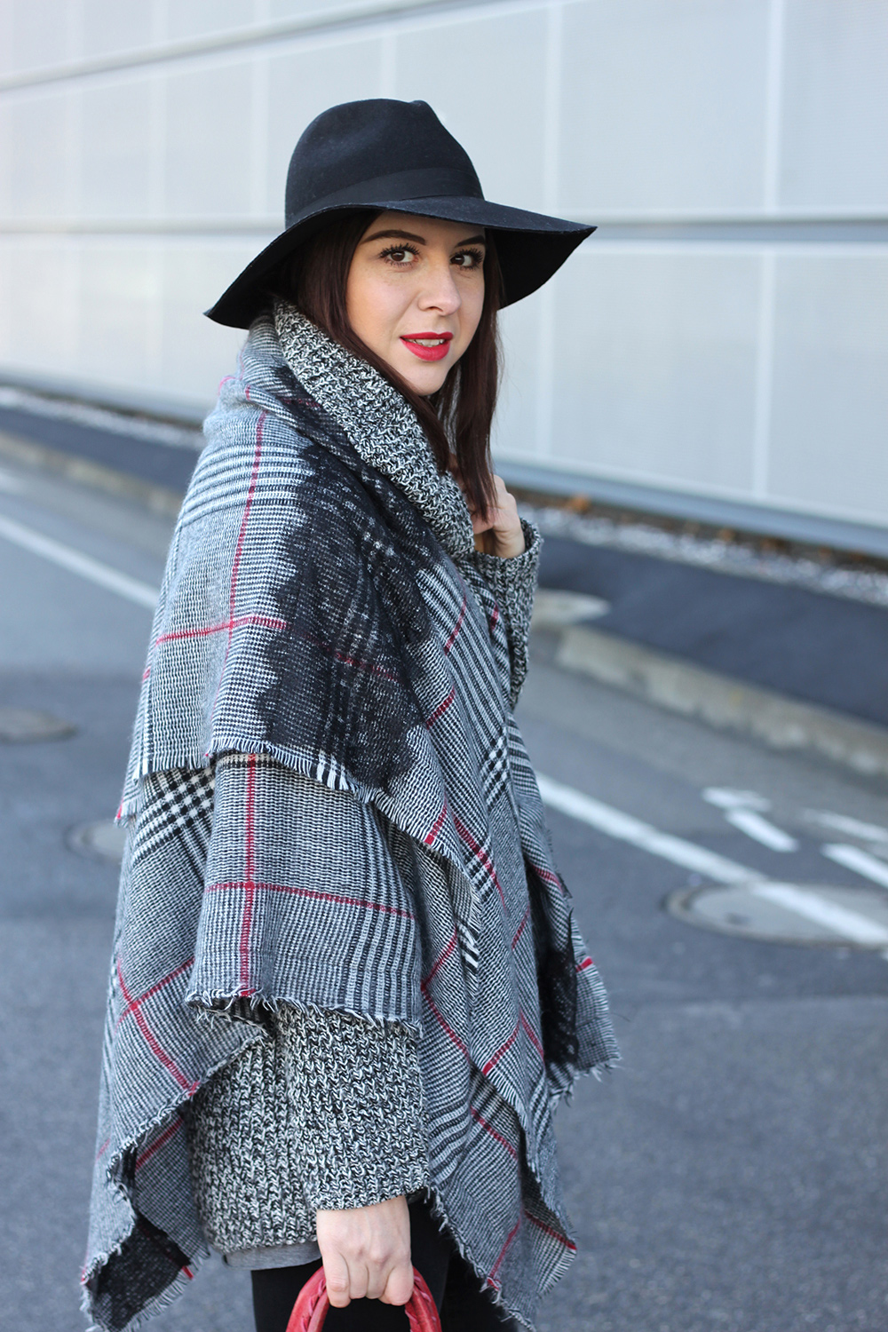 whoismocca-blogger-tirol-fashionblog-beautyblog-schal-cape-zara-shaping-skinny-pants-ankleboots-balenciaga-work-rot-2ndhand-designertasche-fedora-french-bulldog-12