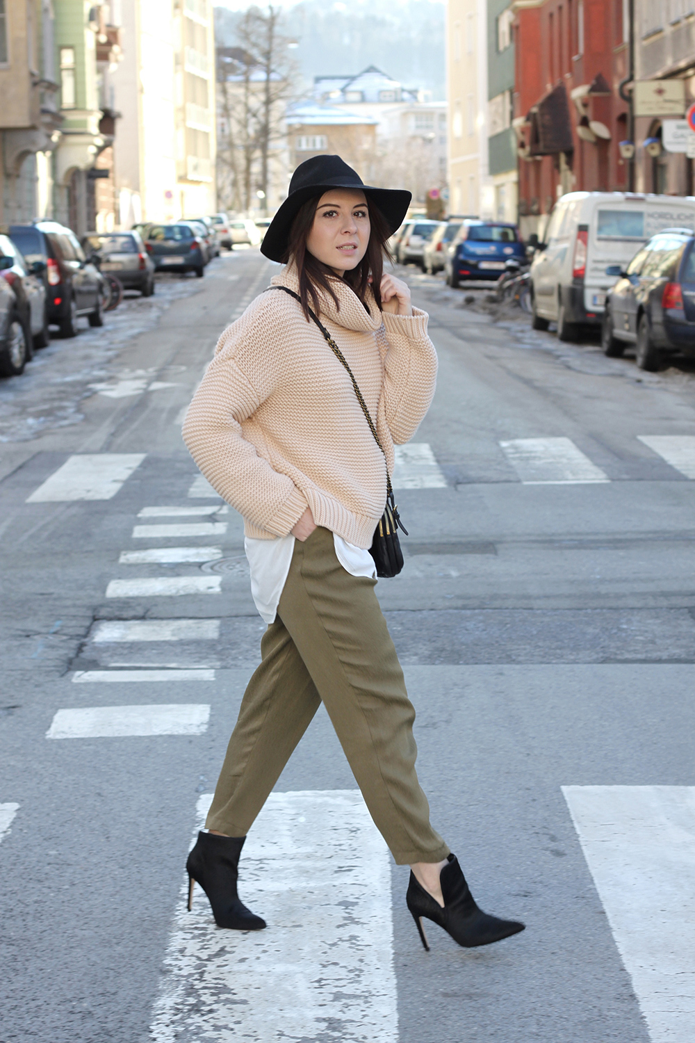 who is mocca, blogger tirol, fashionblogger, khaki Hose H&M, Liebeskind Umhängetasche, Rollkragenpullover Zara, Liebeskind Umhängetasche, Fell-Booties Zara, Fedora Hut Topshop