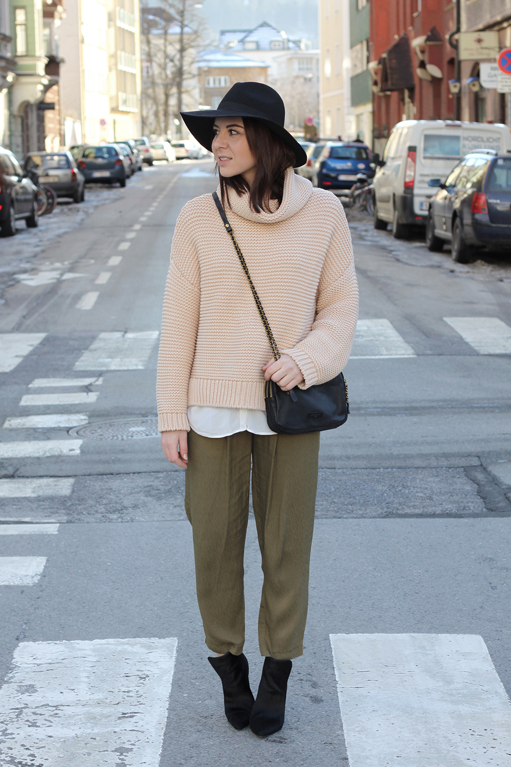 who is mocca, blogger tirol, fashionblogger, khaki Hose H&M, Liebeskind Umhängetasche, Rollkragenpullover Zara, Liebeskind Umhängetasche, Fell-Booties Zara, Fedora Hut Topshop