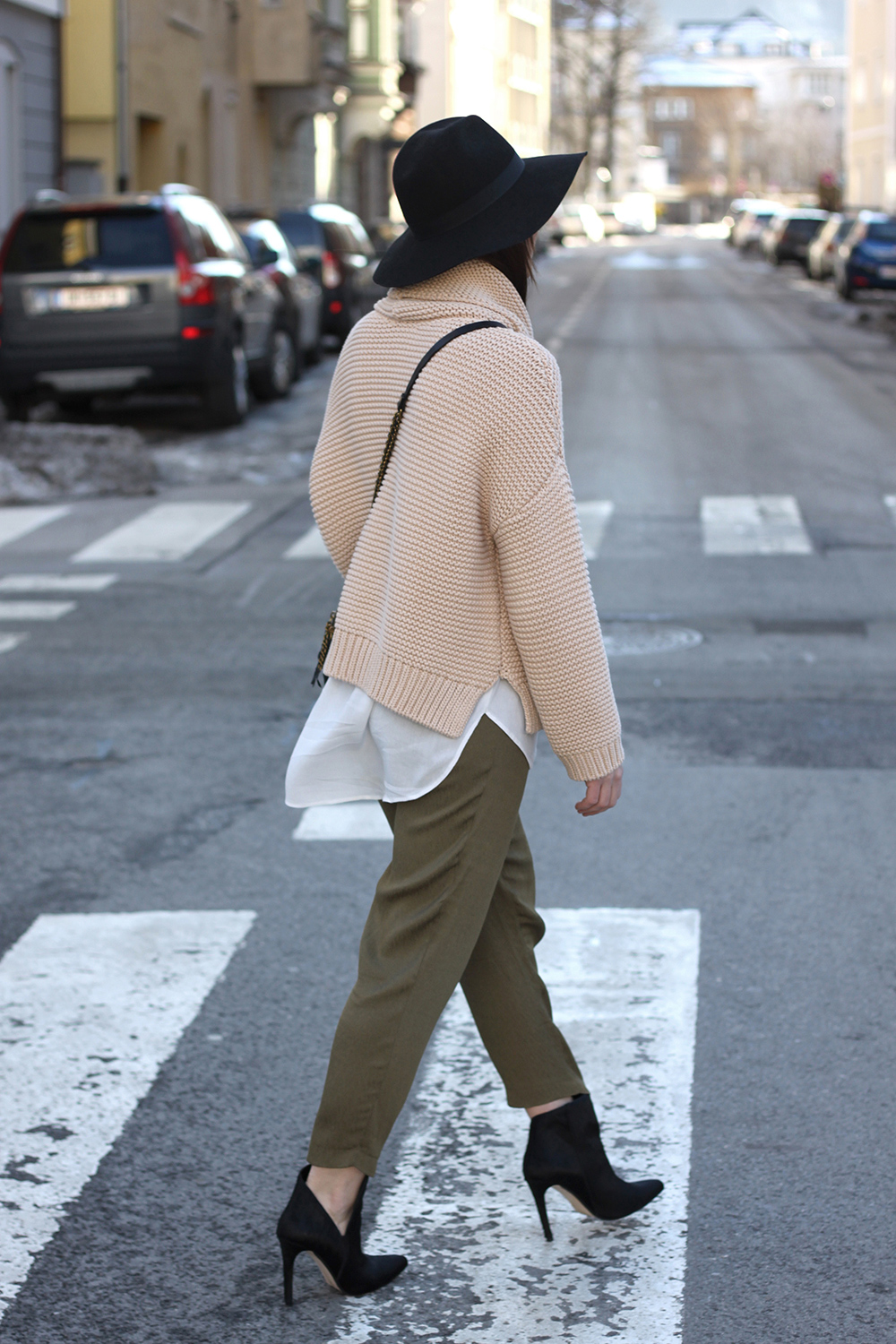 who is mocca, blogger tirol, fashionblogger, khaki Hose H&M, Liebeskind Umhängetasche, Rollkragenpullover Zara, Liebeskind Umhängetasche, Fell-Booties Zara, Fedora Hut Topshop