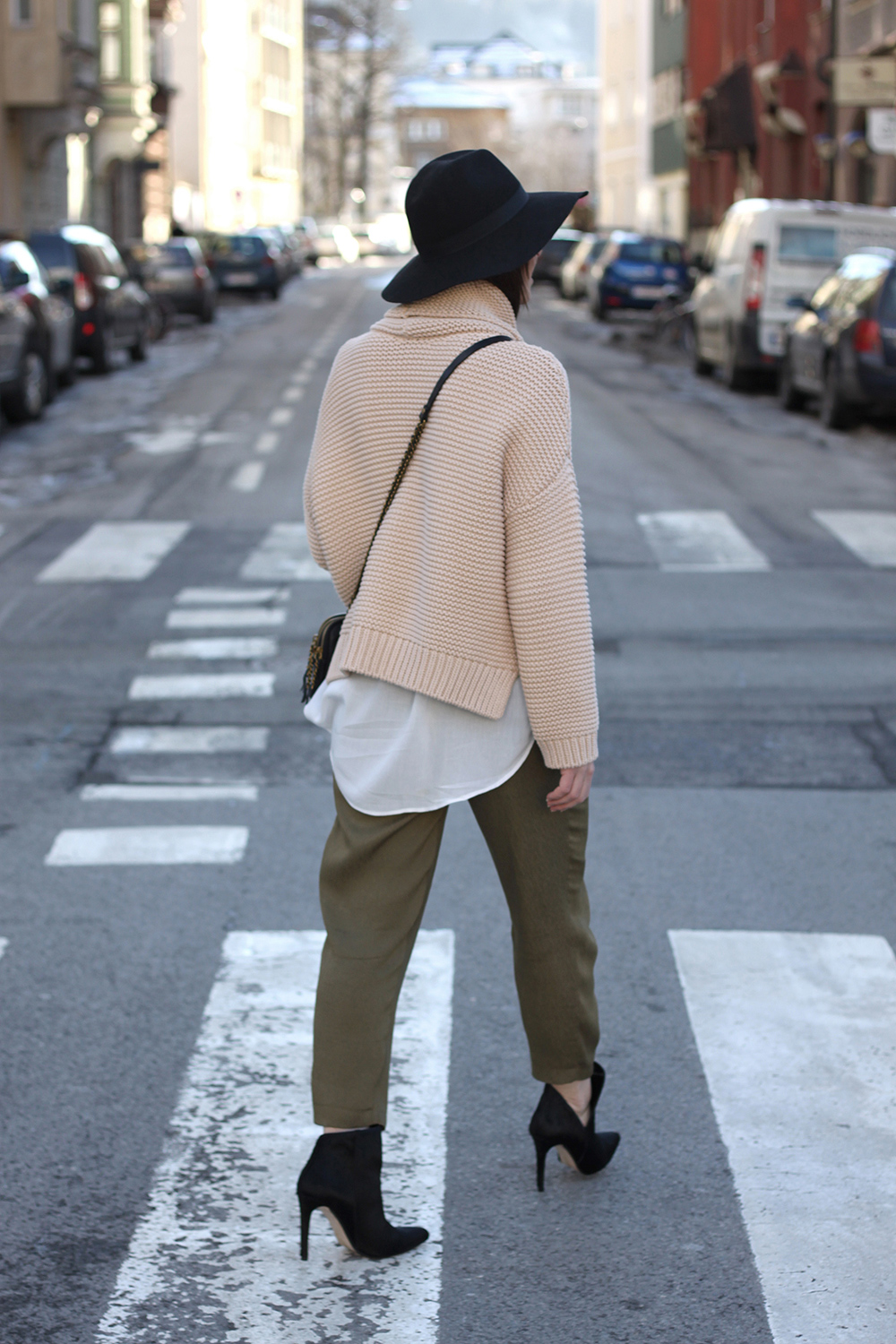 who is mocca, blogger tirol, fashionblogger, khaki Hose H&M, Liebeskind Umhängetasche, Rollkragenpullover Zara, Liebeskind Umhängetasche, Fell-Booties Zara, Fedora Hut Topshop