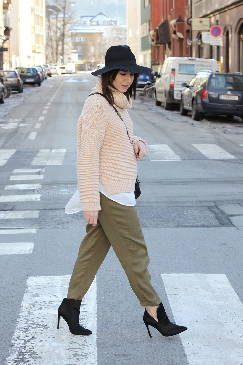 who is mocca, blogger tirol, fashionblogger, khaki Hose H&M, Liebeskind Umhängetasche, Rollkragenpullover Zara, Liebeskind Umhängetasche, Fell-Booties Zara, Fedora Hut Topshop