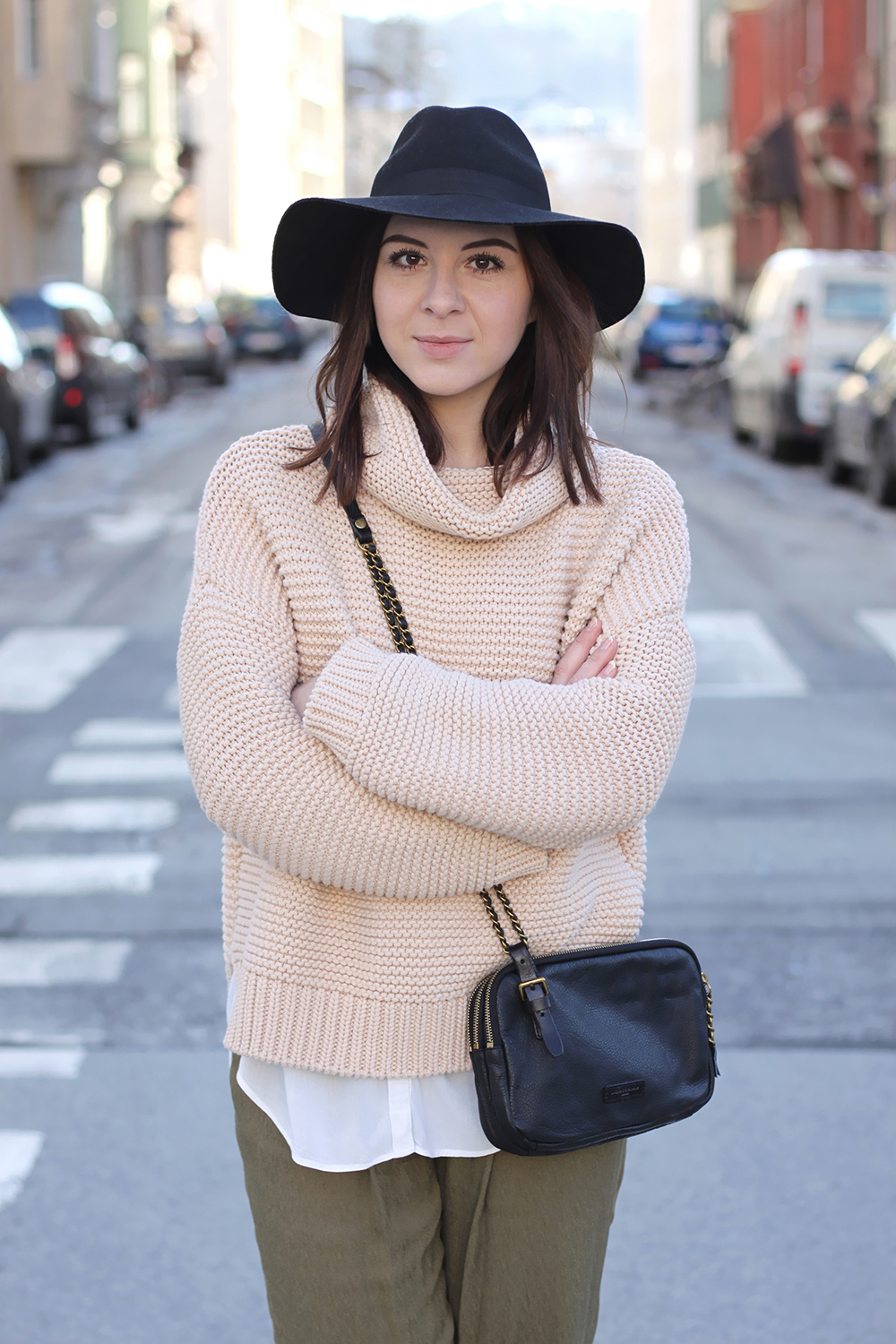 who is mocca, blogger tirol, fashionblogger, khaki Hose H&M, Liebeskind Umhängetasche, Rollkragenpullover Zara, Liebeskind Umhängetasche, Fell-Booties Zara, Fedora Hut Topshop