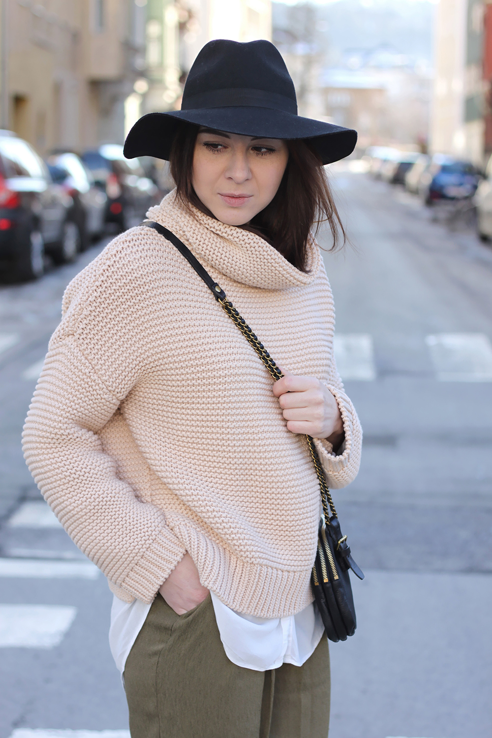 who is mocca, blogger tirol, fashionblogger, khaki Hose H&M, Liebeskind Umhängetasche, Rollkragenpullover Zara, Liebeskind Umhängetasche, Fell-Booties Zara, Fedora Hut Topshop