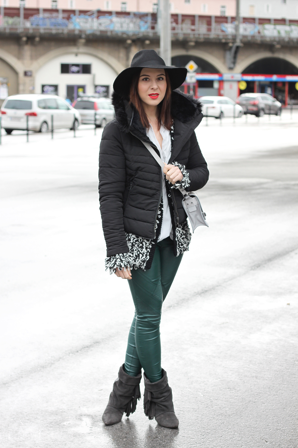 who is mocca, fashionblog tirol, blogger, grüne lederhosen, only, isabel marant pour h&M boots, fedora, topshop, cross body bag, isabel marant lookalike cardigan, daunenjacke, steppjacke zara, roter lippenstift zoeva