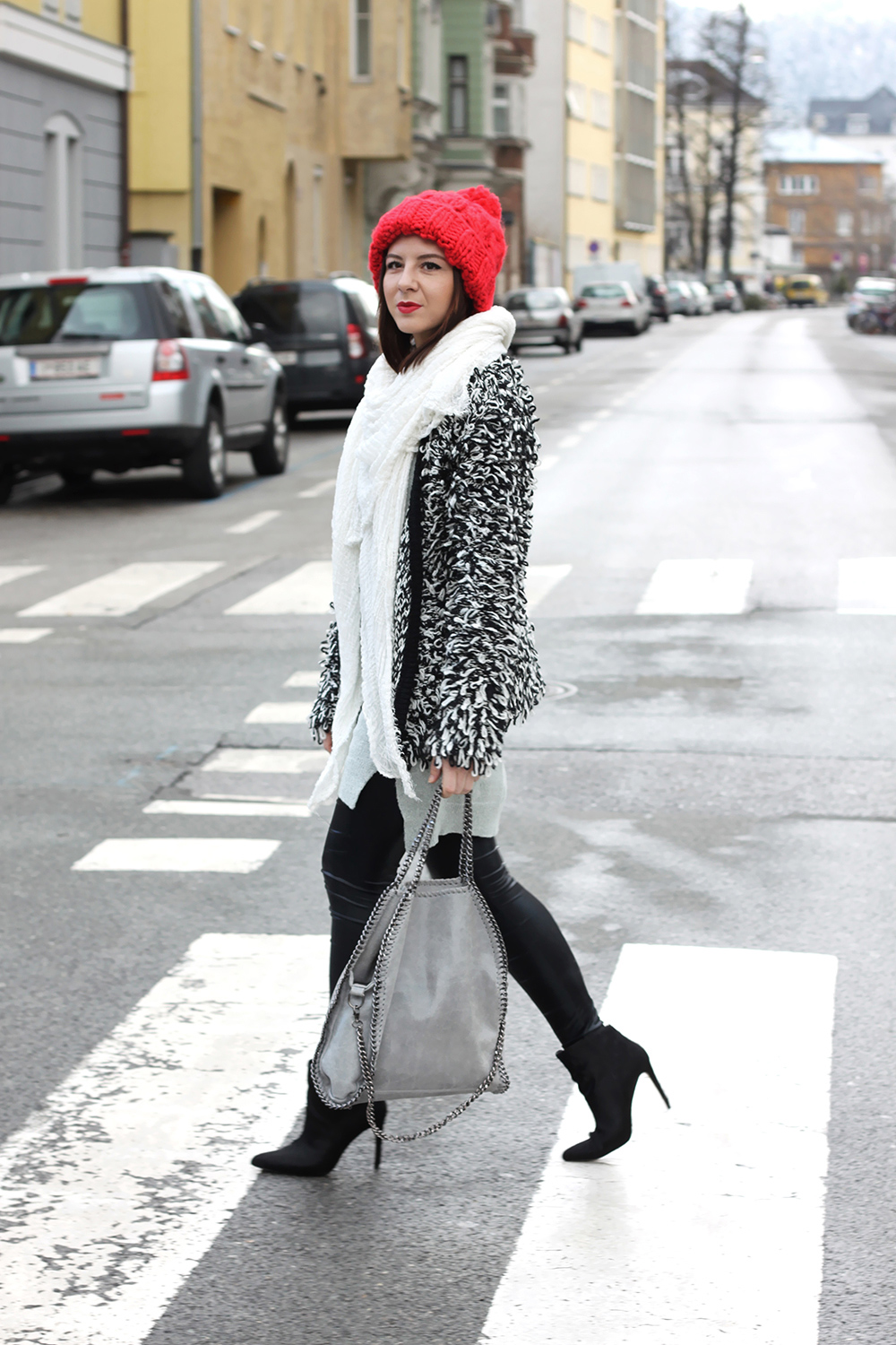 who is mocca, fashionblog, blogger tirol, austria, oesterreich, oasap strickpullover grau, wetlook leggings asos, fell booties zara, rote bommelmuetze topshop, stella mccartney lookalike falabella, xl schal tuch weiss, strickcardign glamorous, isabel marant lookalike, zalando