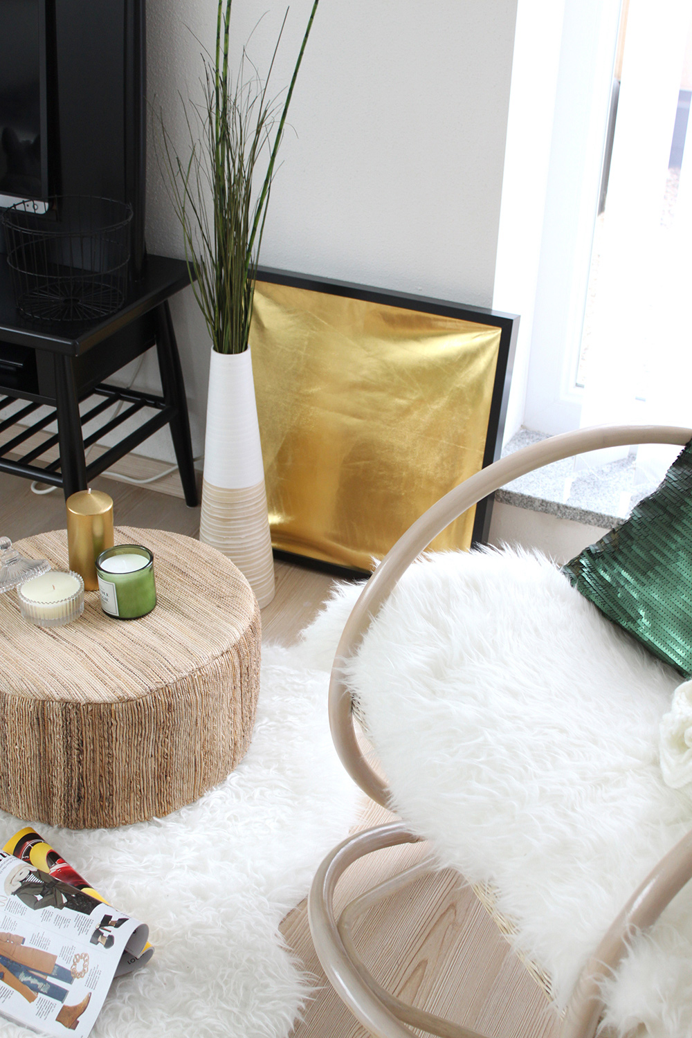 who is mocca, fashionblog tirol, blogger, interiorblog, wohnzimmer, kuschelecke, homestory, inspiration, pinterest, kerzen, schaukelstuhl, ottoversand, vertikale jalousien, pailletten polster, ikea, H&M, pouff, felldecke, fellteppich, pflanzen, gold, schwarz, beige, gruen 