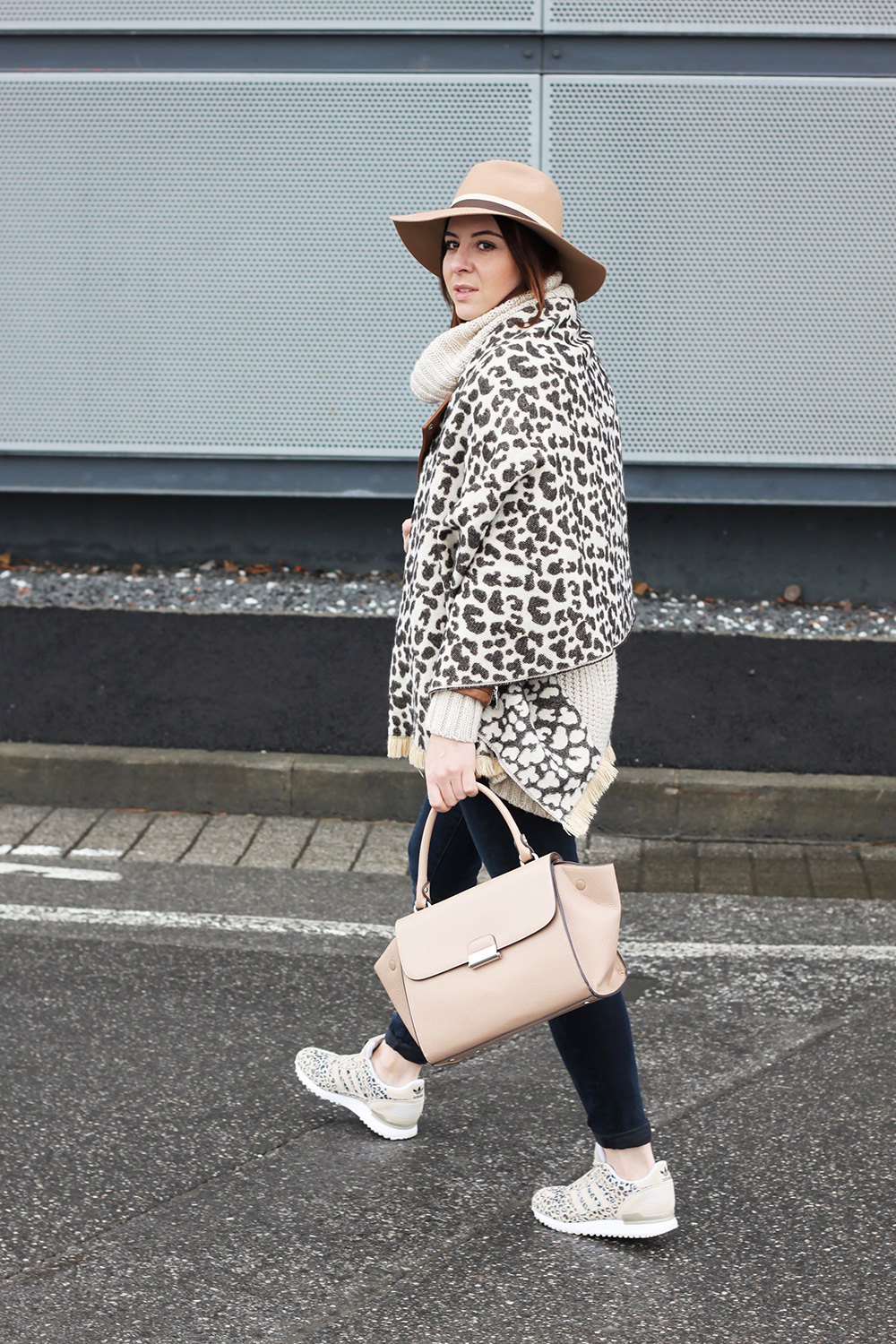 who is mocca, fashionblog tirol, blogger mode fashion beauty oesterreich, austria, leo sneaker adidas, zalando, lederjacke, braun beige, trapez bag mango, whoismocca.me