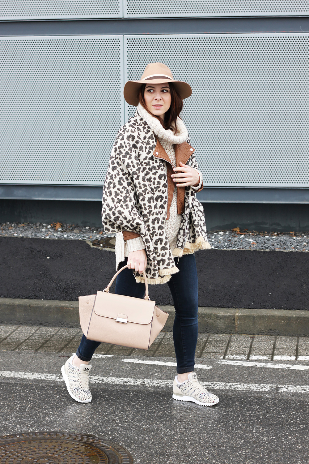 who is mocca, fashionblog tirol, blogger mode fashion beauty oesterreich, austria, leo sneaker adidas, zalando, lederjacke, braun beige, trapez bag mango, whoismocca.me