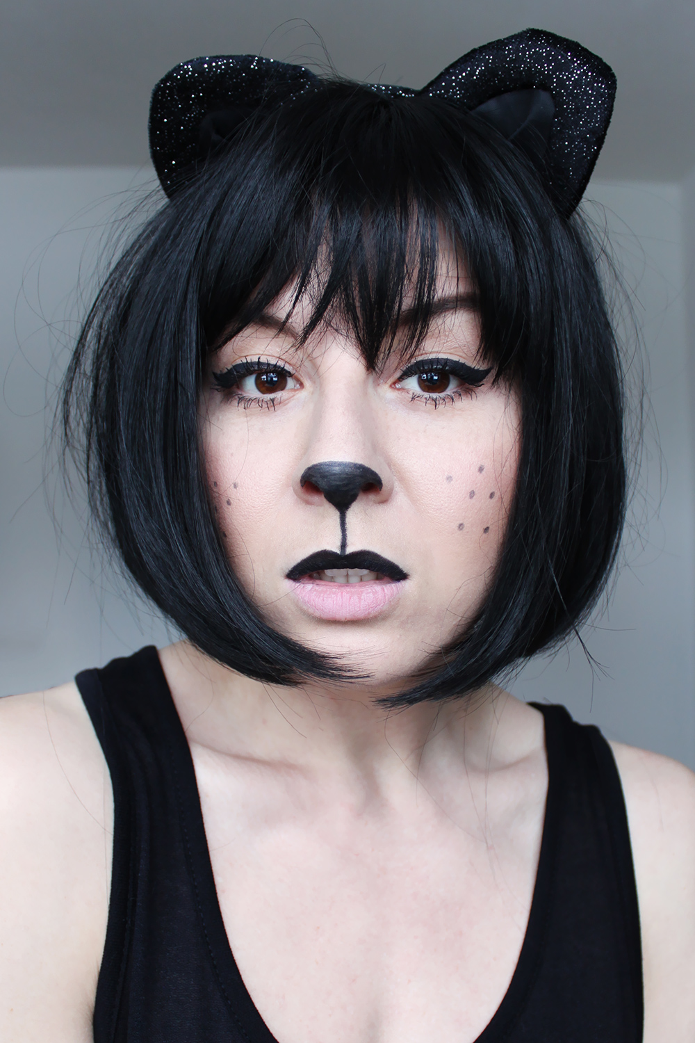 who is mocca, beautyblog, beauty, makeup, review, katzenmakeup, catwoman, schwarze katze, peruecke, schwarzer bob, fasching, karneval 