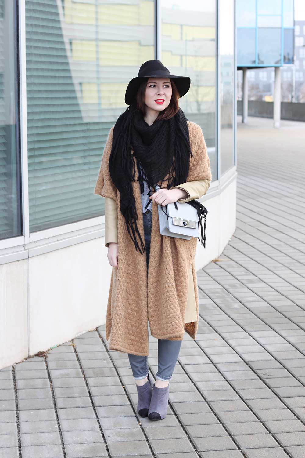 who is mocca, blogger tirol, fashionblogger, ootd, layering, lagenlook, beige, grau, neutral shades, wie kombinieren, how to style, wie traegt man, cape, poncho, anklets, fedora, rote lippen, ledermantel, vintage, topshop, cross body, fransenschal, barts, primark