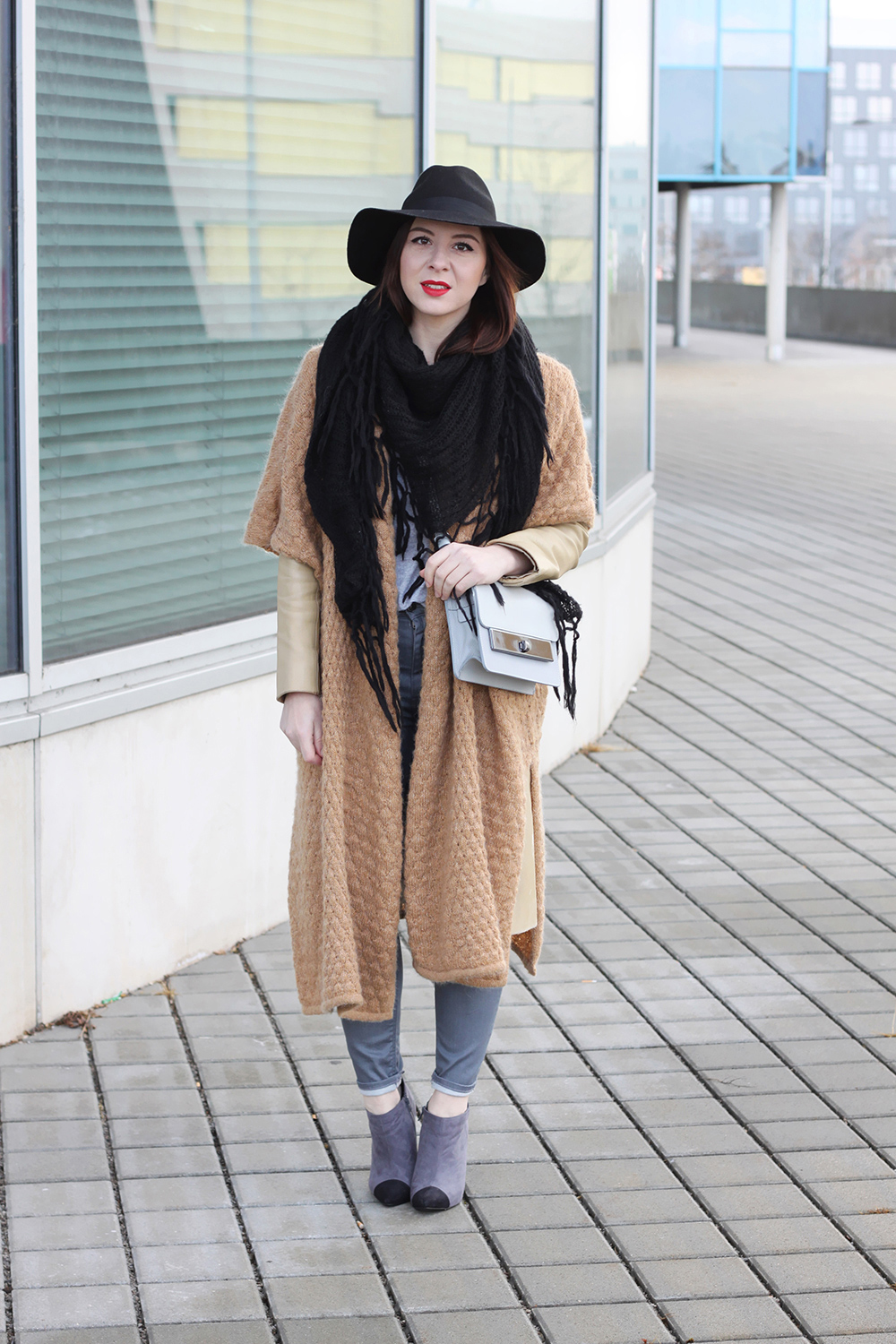 who is mocca, blogger tirol, fashionblogger, ootd, layering, lagenlook, beige, grau, neutral shades, wie kombinieren, how to style, wie traegt man, cape, poncho, anklets, fedora, rote lippen, ledermantel, vintage, topshop, cross body, fransenschal, barts, primark